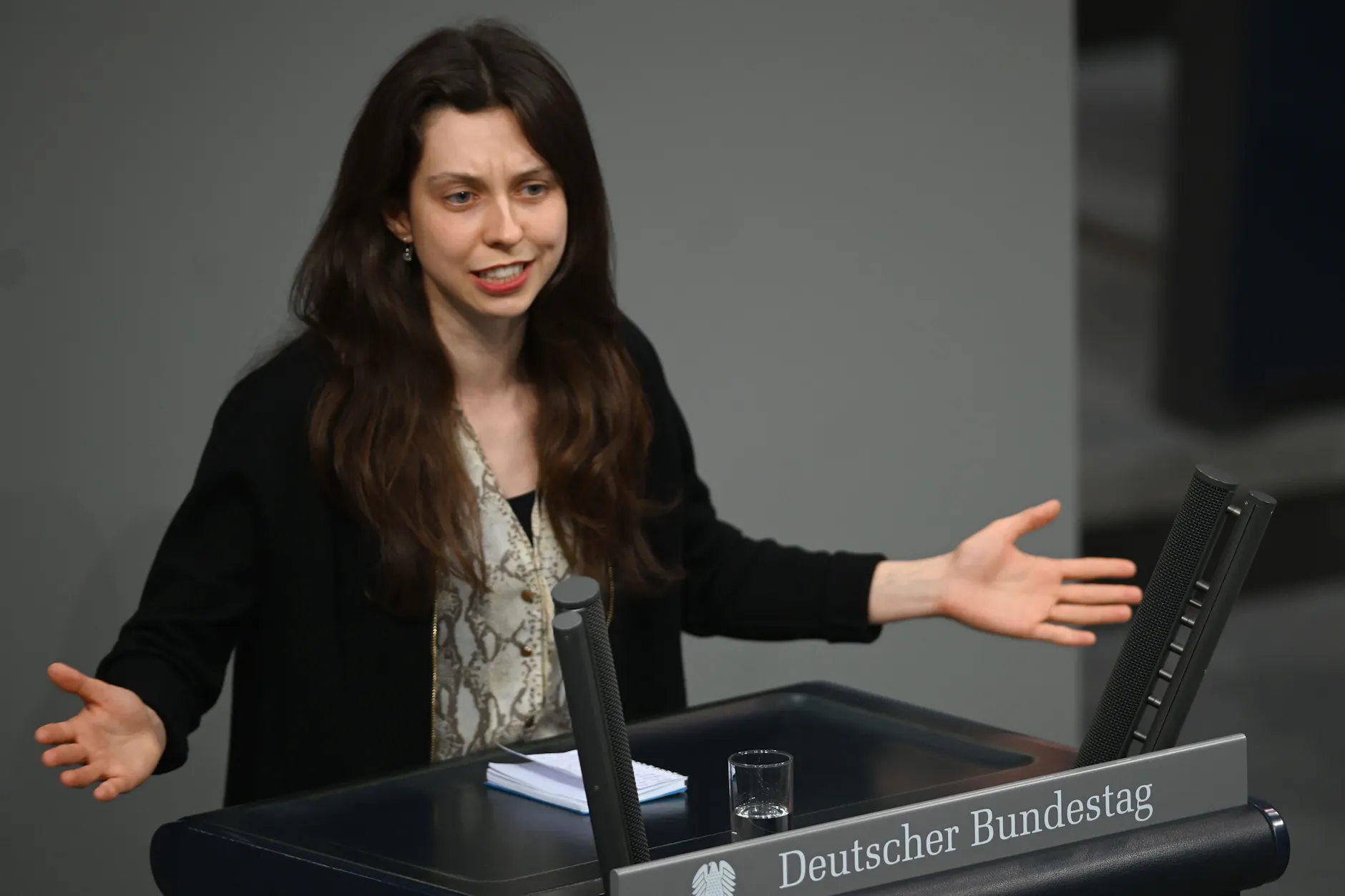 Die Grünen-Bundestagsabgeordnete Zoe Mayer sieht die Ursache der Social-Media-Probleme in den Algorithmen.