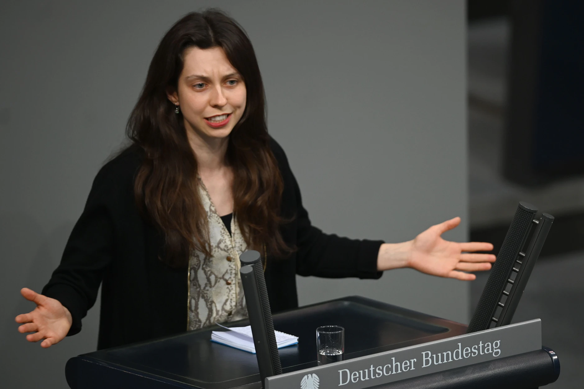 Die Grünen-Bundestagsabgeordnete Zoe Mayer sieht die Ursache der Social-Media-Probleme in den Algorithmen.