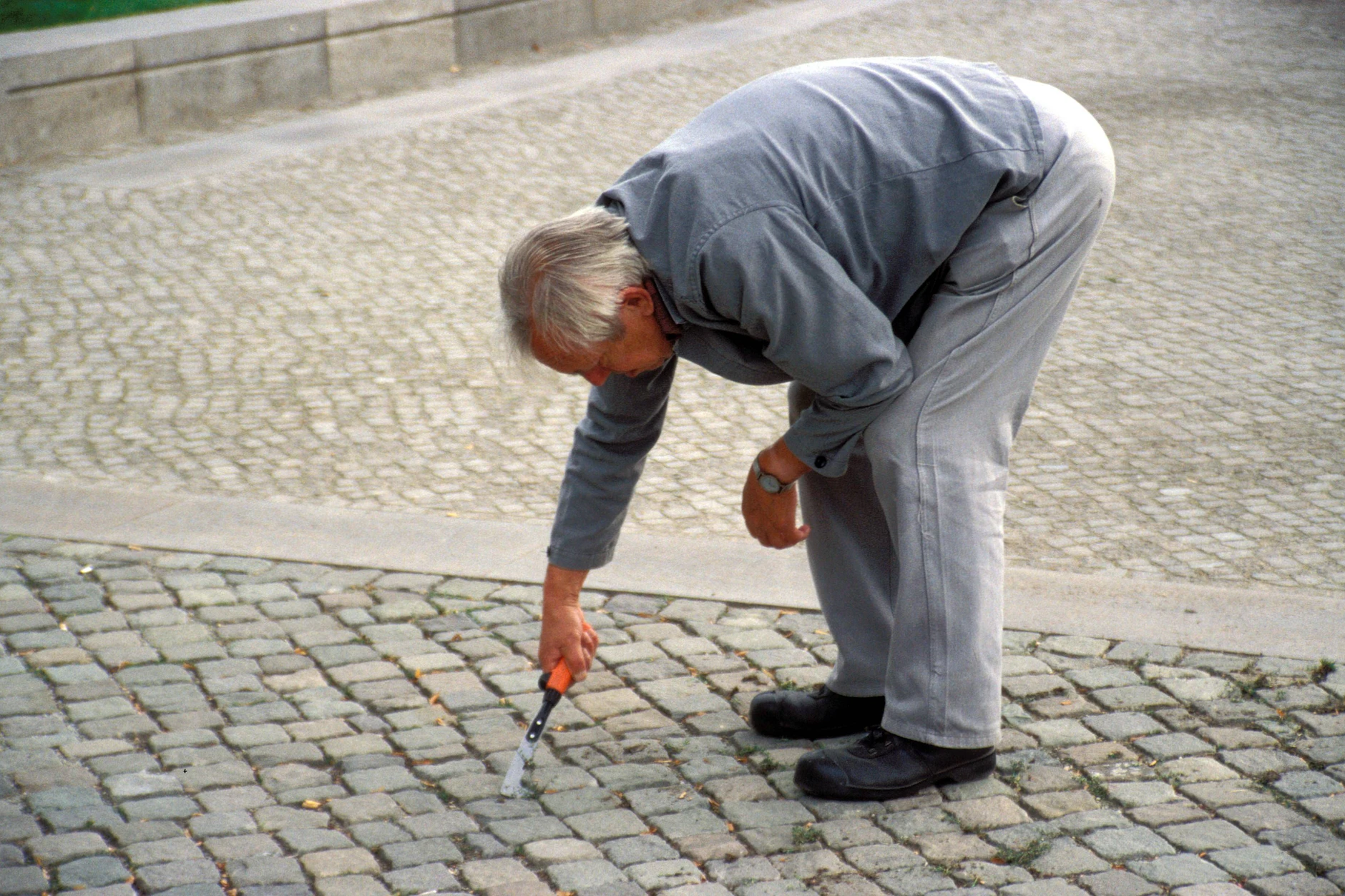 Auch wenn es mühsam ist. Unkraut in Fugen sollte man zuerst herausziehen, bevor man es mit den Hausmitteln behandelt.