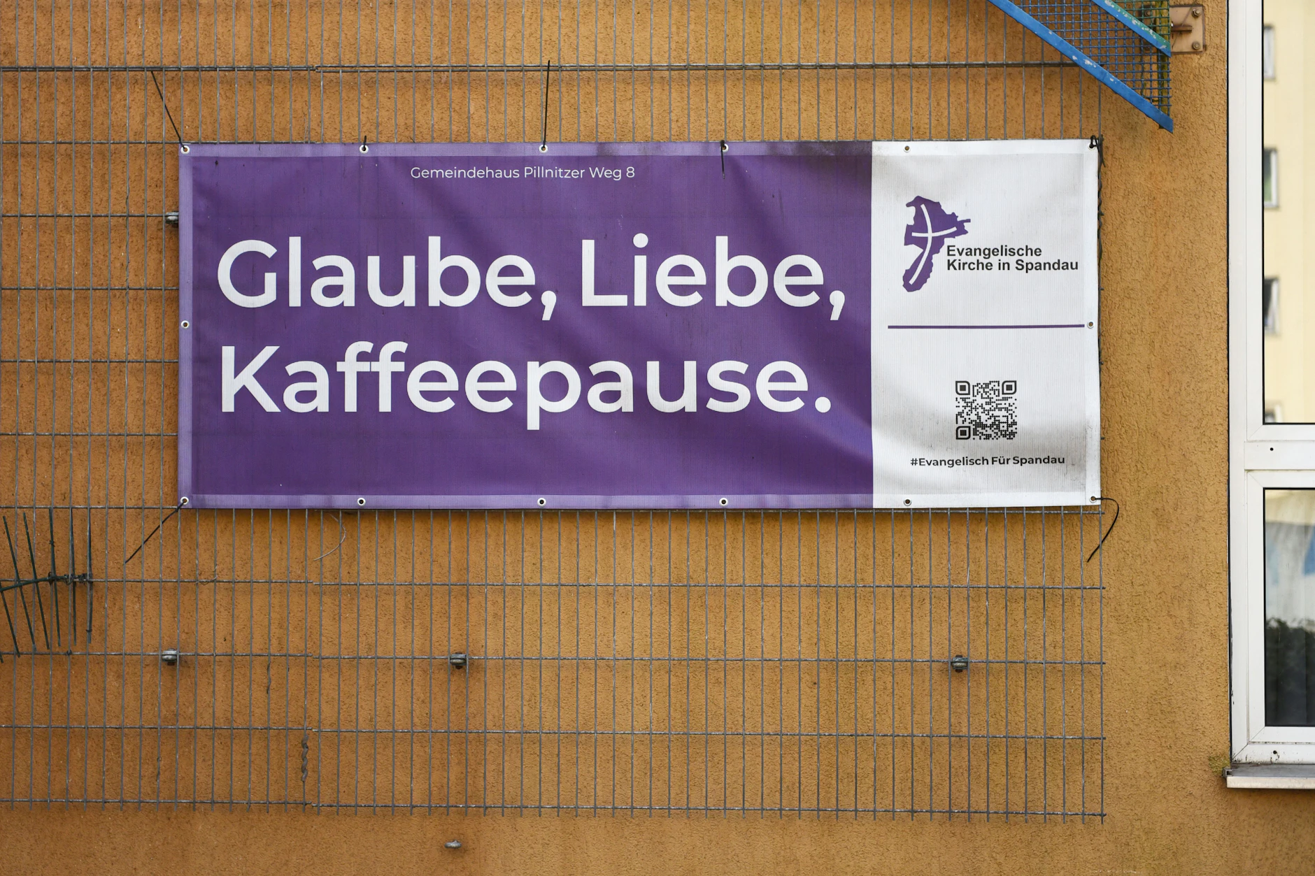 Bei der Arbeit der Tafel spielen christliche Werte wie Nächstenliebe und Menschenwürde eine zentrale Rolle – ganz unabhängig vom persönlichen Glauben der Helfenden oder derjenigen, die Unterstützung erhalten.
