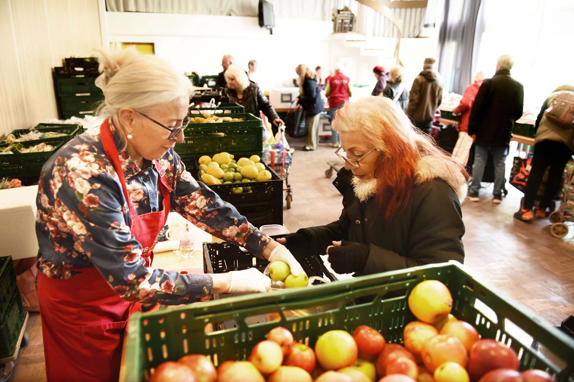 Bei der Berliner Tafel können Menschen für 2 Euro allerlei Lebensmittel einkaufen.