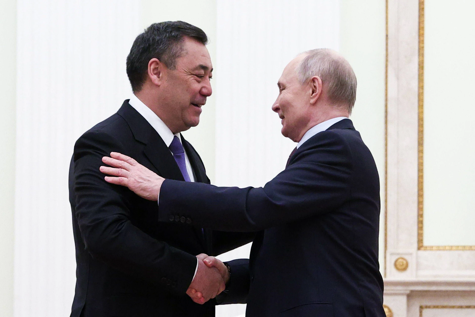 Kremlchef Putin und Kirgisistans Präsident Japarow schütteln sich am 23. April bei einem Treffen in Moskau die Hand (Symbolbild).