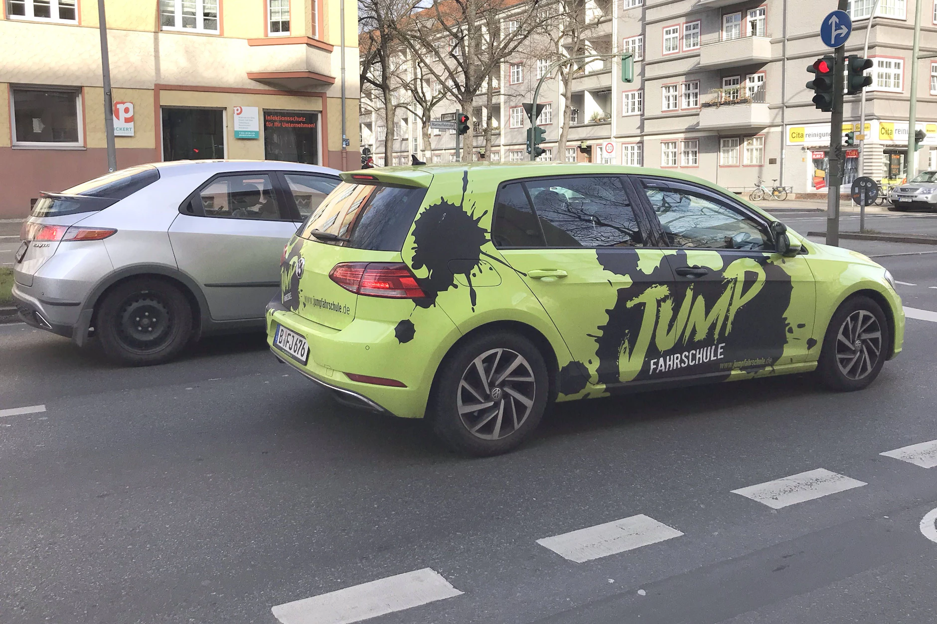 In knalligen Farben, groß mit dem Aufdruck „Jump“ fuhren die Fahrschulwagen bis vor wenigen Tagen durch die Stadt.