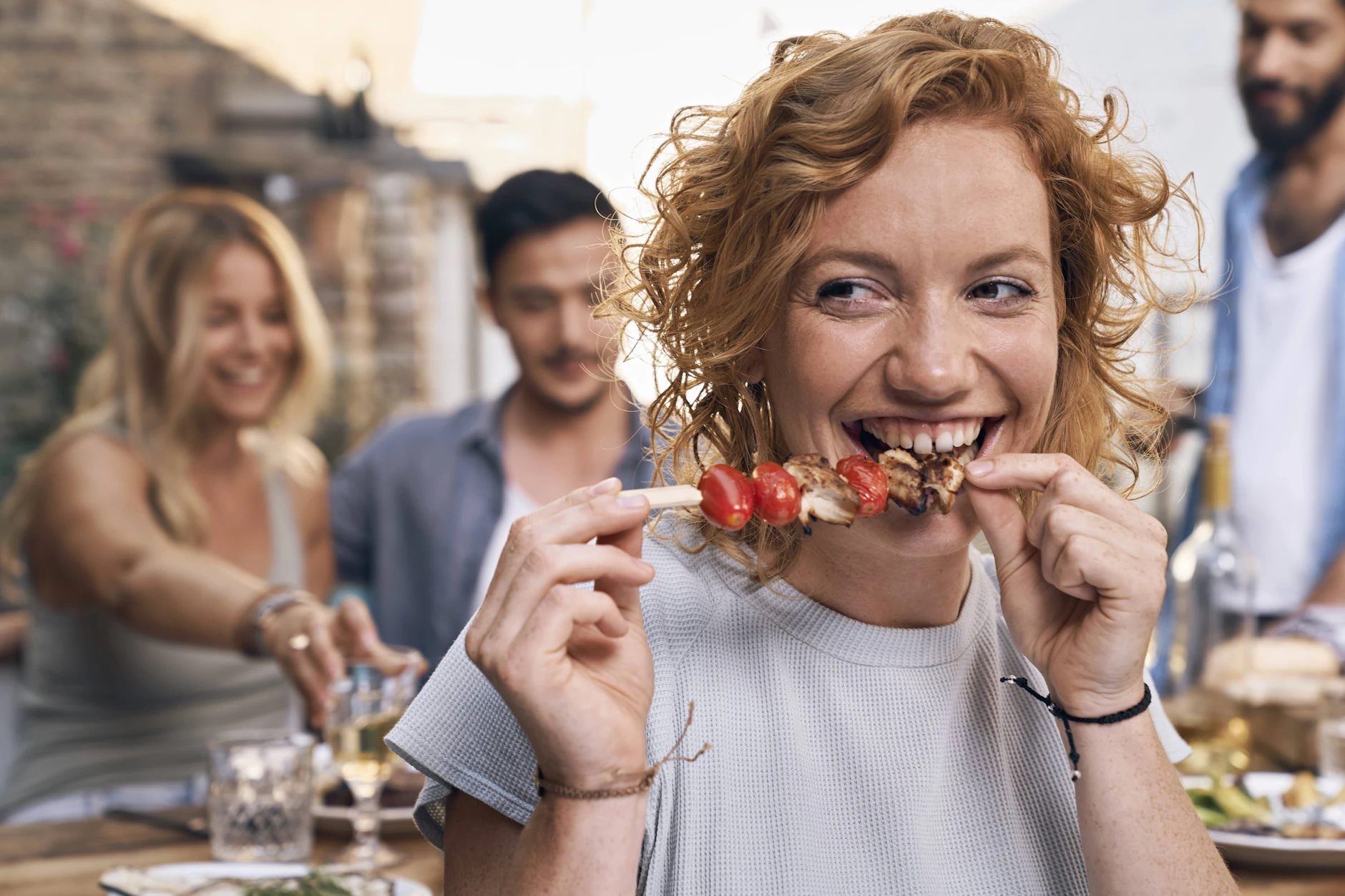 Frauen essen in der Regel weniger Fleisch auf der Grillparty als Männer.