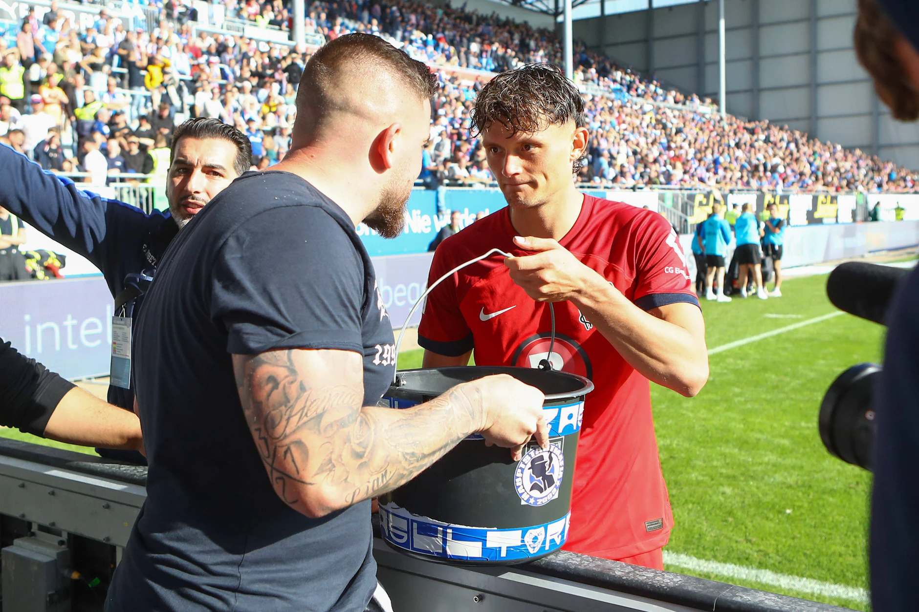 Kapitän Fabian Reese überbrachte im September 2023 beim Spiel von Hertha in Kiel den Spendeneimer für einen krebskranken Jungen an die Kieler Anhänger.