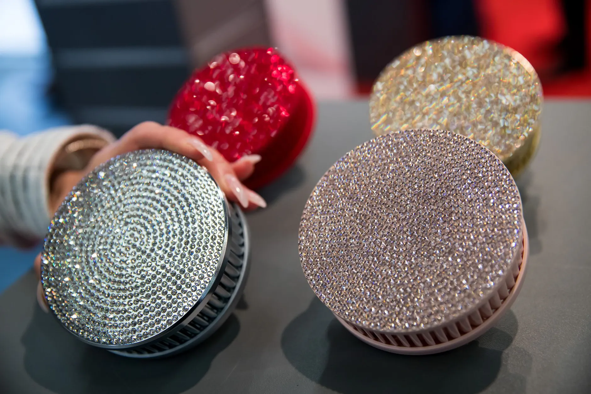 Mit Glitzer beschichtete Brandmelder von Pyrexx in Silber, Rosa, Rot und Gold.