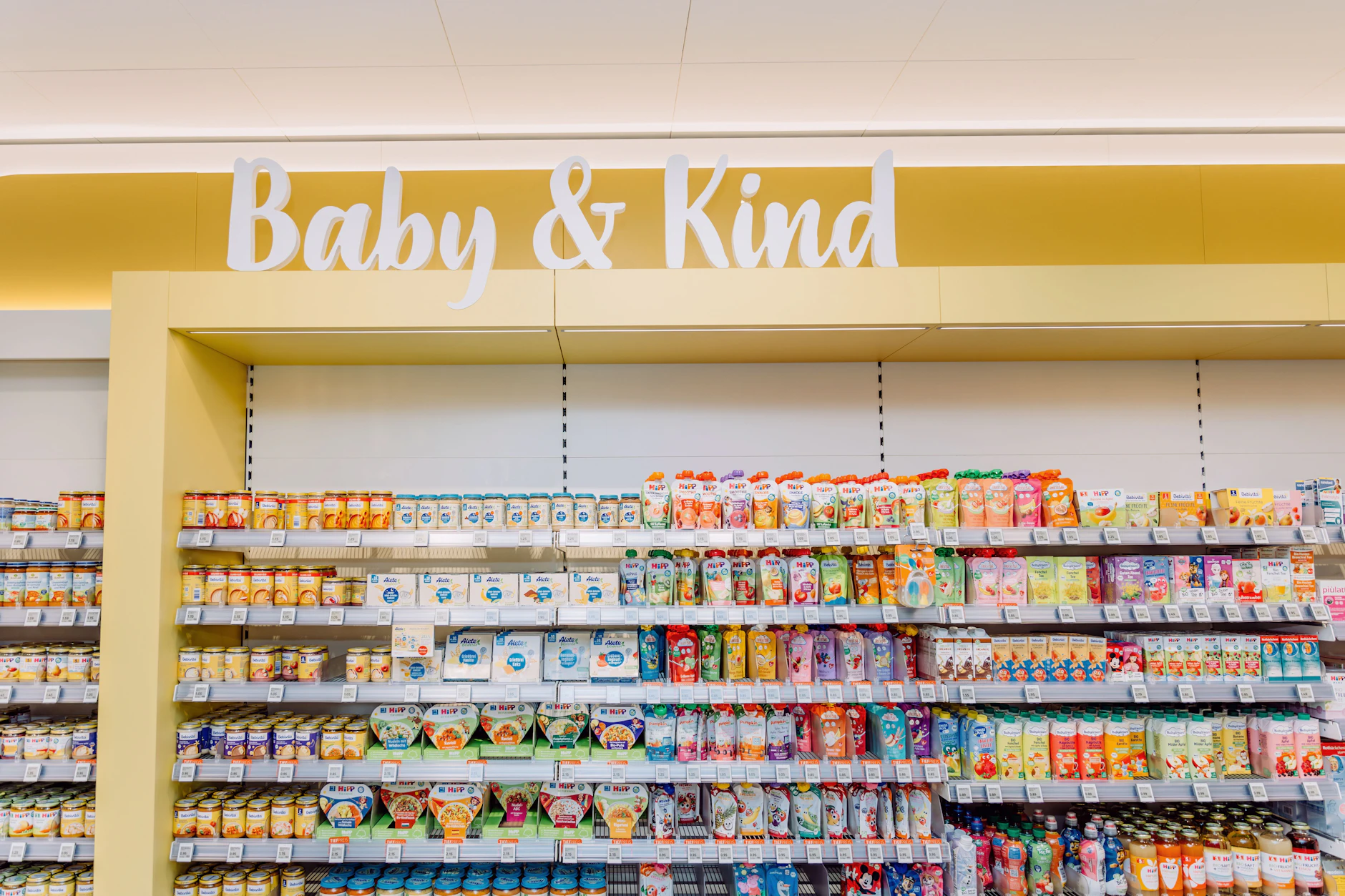Rossmann baut die Geschäfte um - zukünftig werden verschiedene Bereiche mit farbigen Rahmen in Szene gesetzt.
