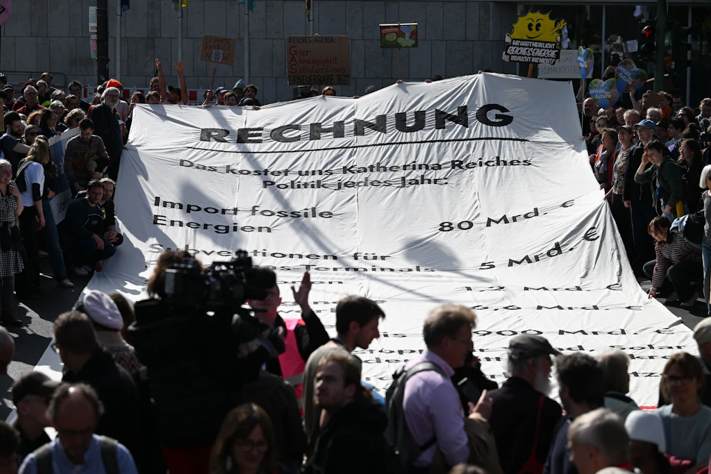 Berlin: Demonstranten stehen im Rahmen der Aktion „Fridays for Future“ gegenüber der CDU-Parteizentrale.
