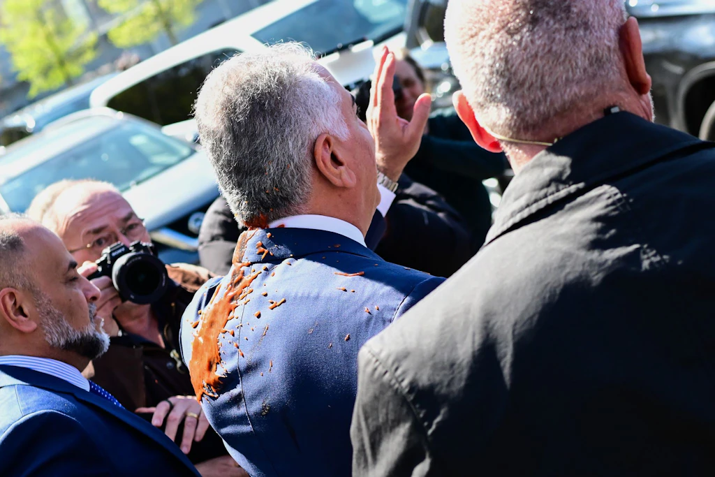 Soßen-Attentat auf den Schah-Sohn: Warum kam der Attentäter so dicht an Reza Pahlavi heran?