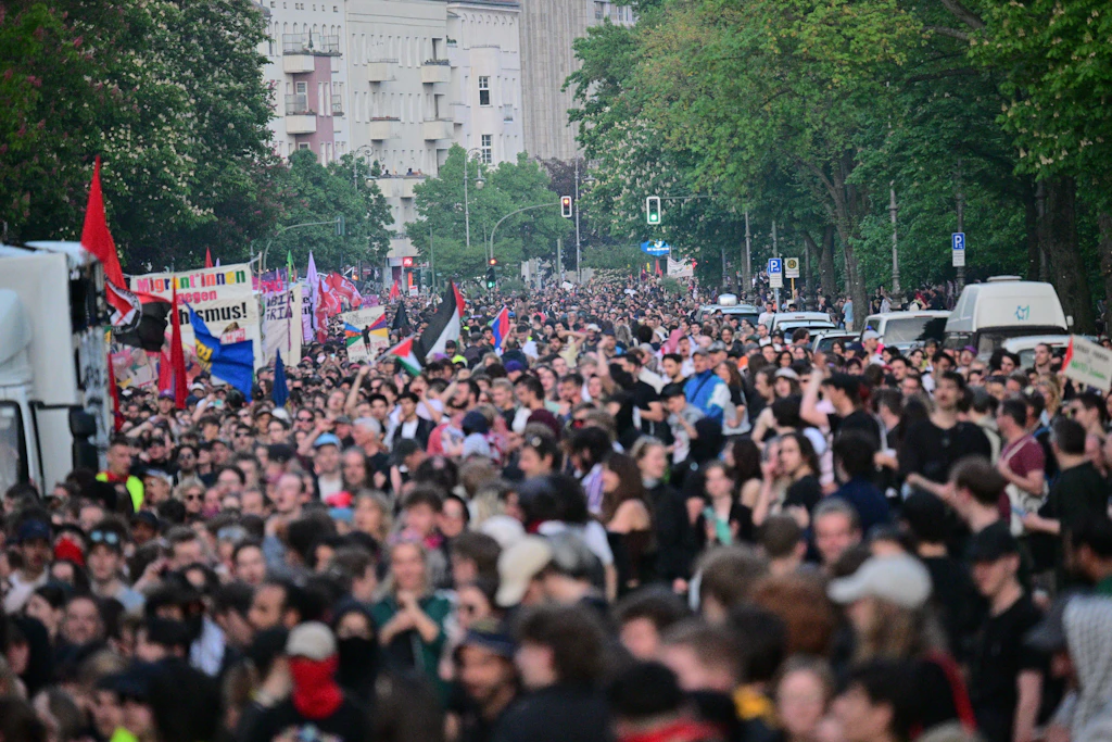 1. Mai in Berlin: Polizei beschränkt Versammlungsfreiheit am Treptower Park