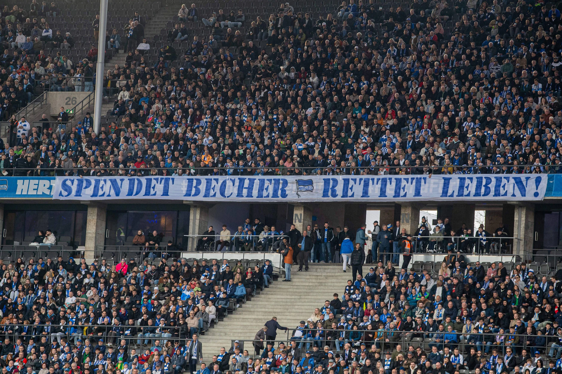 Einmal im Jahr rufen Herthas Fans bei einem Heimspiel auf, die Pfandbecher für Spenden zu sammeln, damit krebskranken Kindern geholfen wird. Sonnabend gegen Kiel ist es wieder soweit und Holsteins Anhänger machen mit.