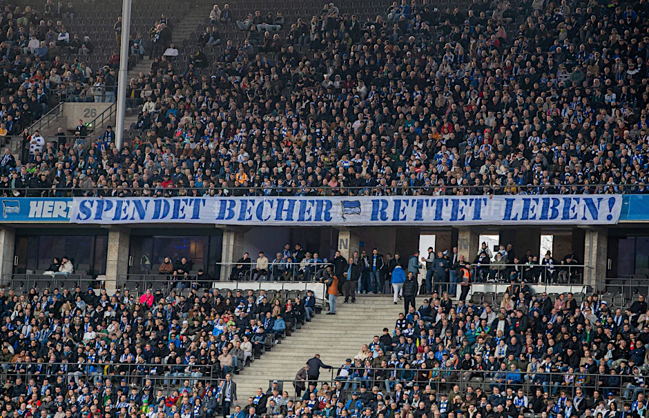 Einmal im Jahr rufen Herthas Fans bei einem Heimspiel auf, die Pfandbecher für Spenden zu sammeln, damit trauernden Kindern geholfen wird. Sonnabend gegen Kiel ist es wieder soweit und Holsteins Anhänger machen mit.