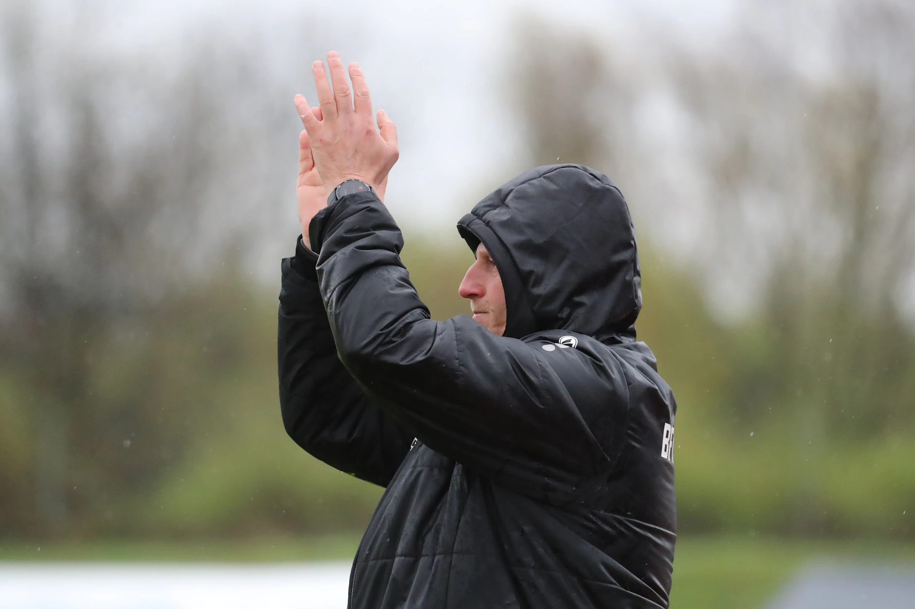 BFC-Trainer Sven Körner trotzt auch ganz miesem Wetter, klatscht seinen Spielern Beifall.