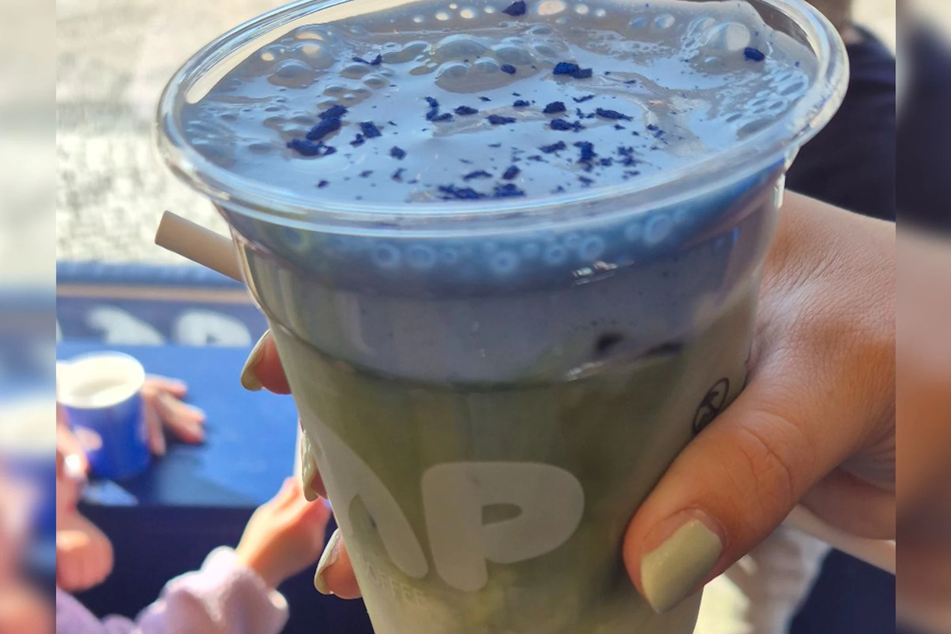 Ich habe mir einen Blue-Spirulina-Cloud-Matcha geholt – sehr hübsch und sehr lecker.