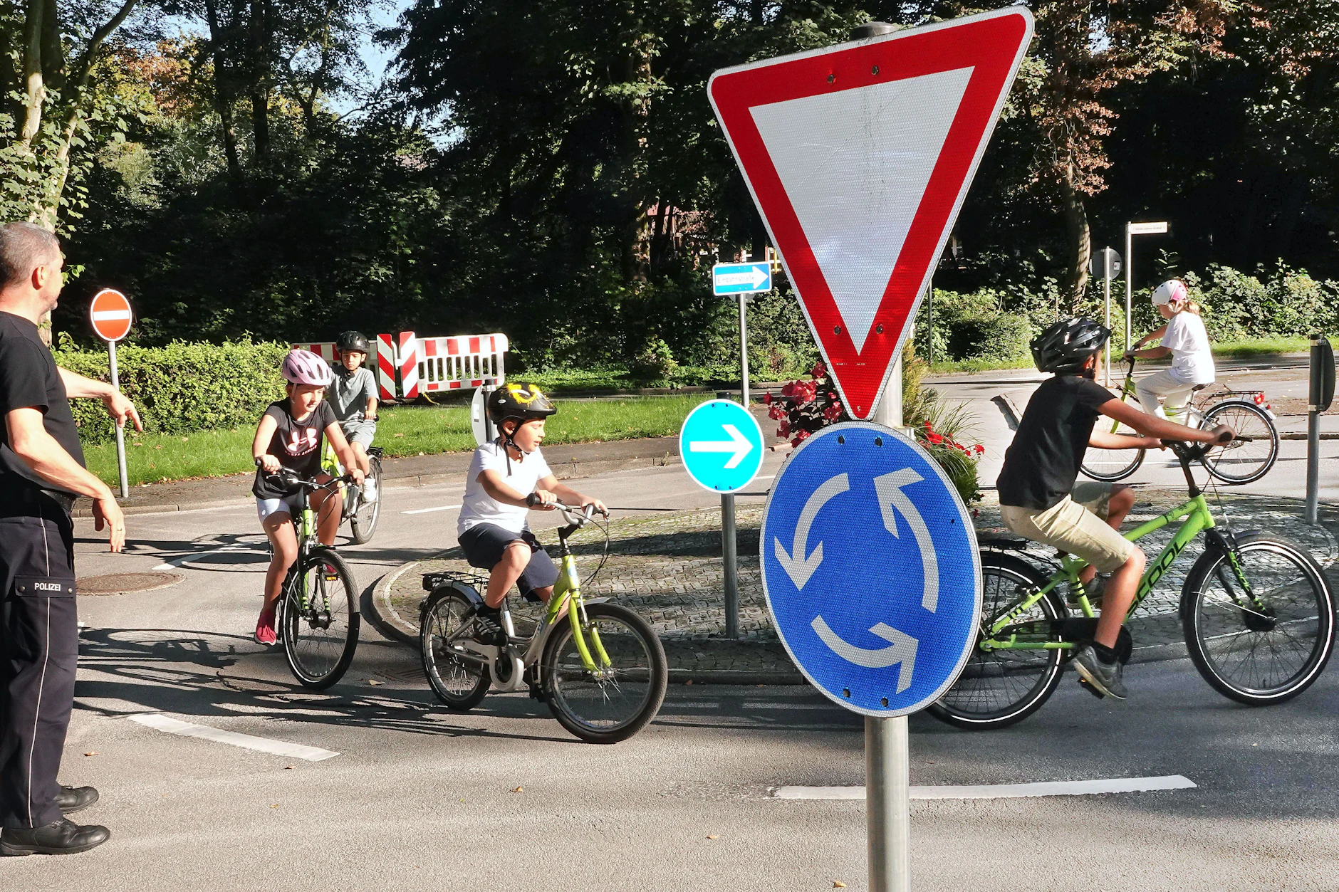 Die Fahrradprüfung in der vierten Klasse wird von einem Polizisten abgenommen.