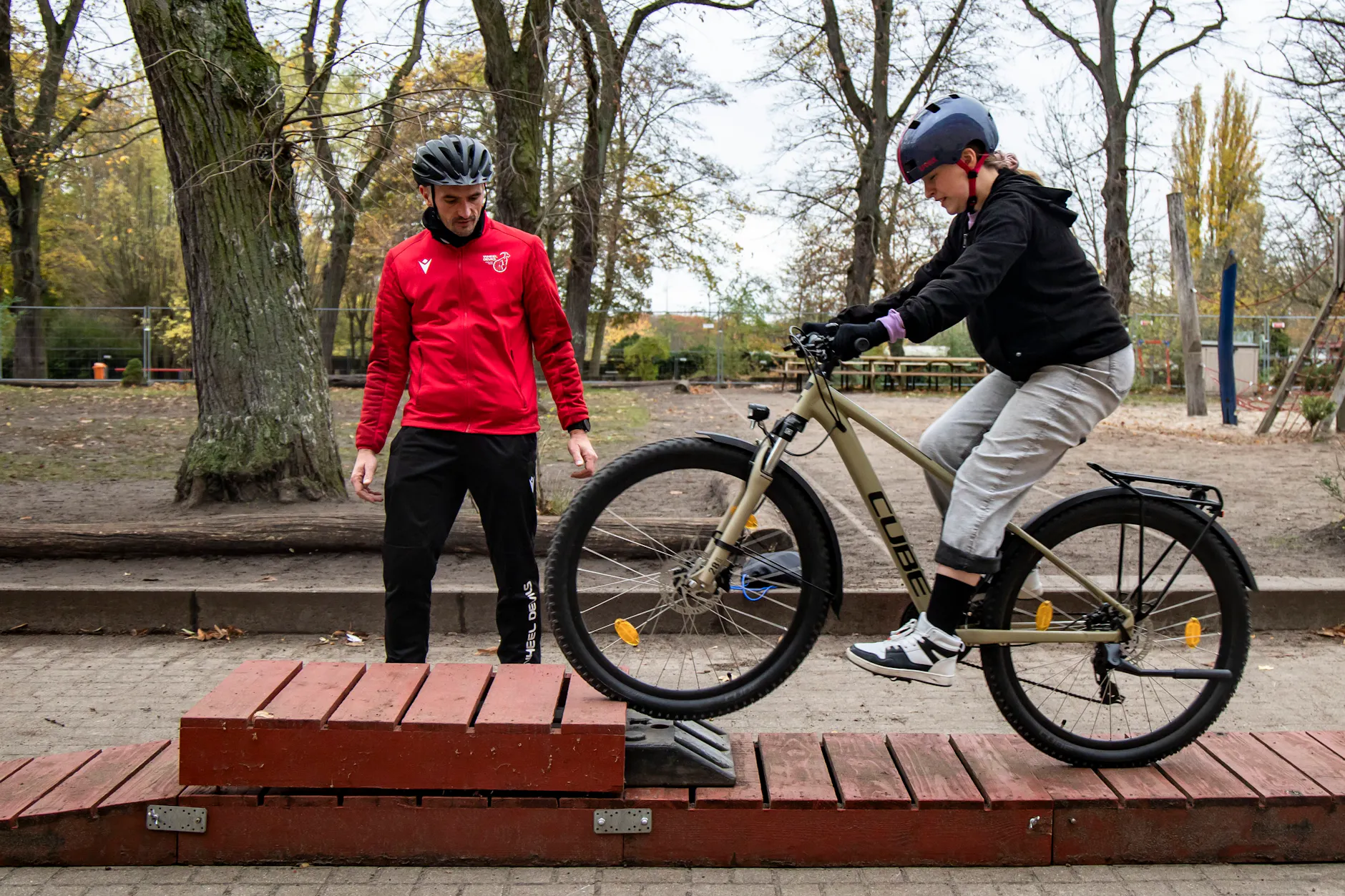 Ronnie Grähn-Böttcher mit seiner BikeAcademy an der Obersee-Grundschule.