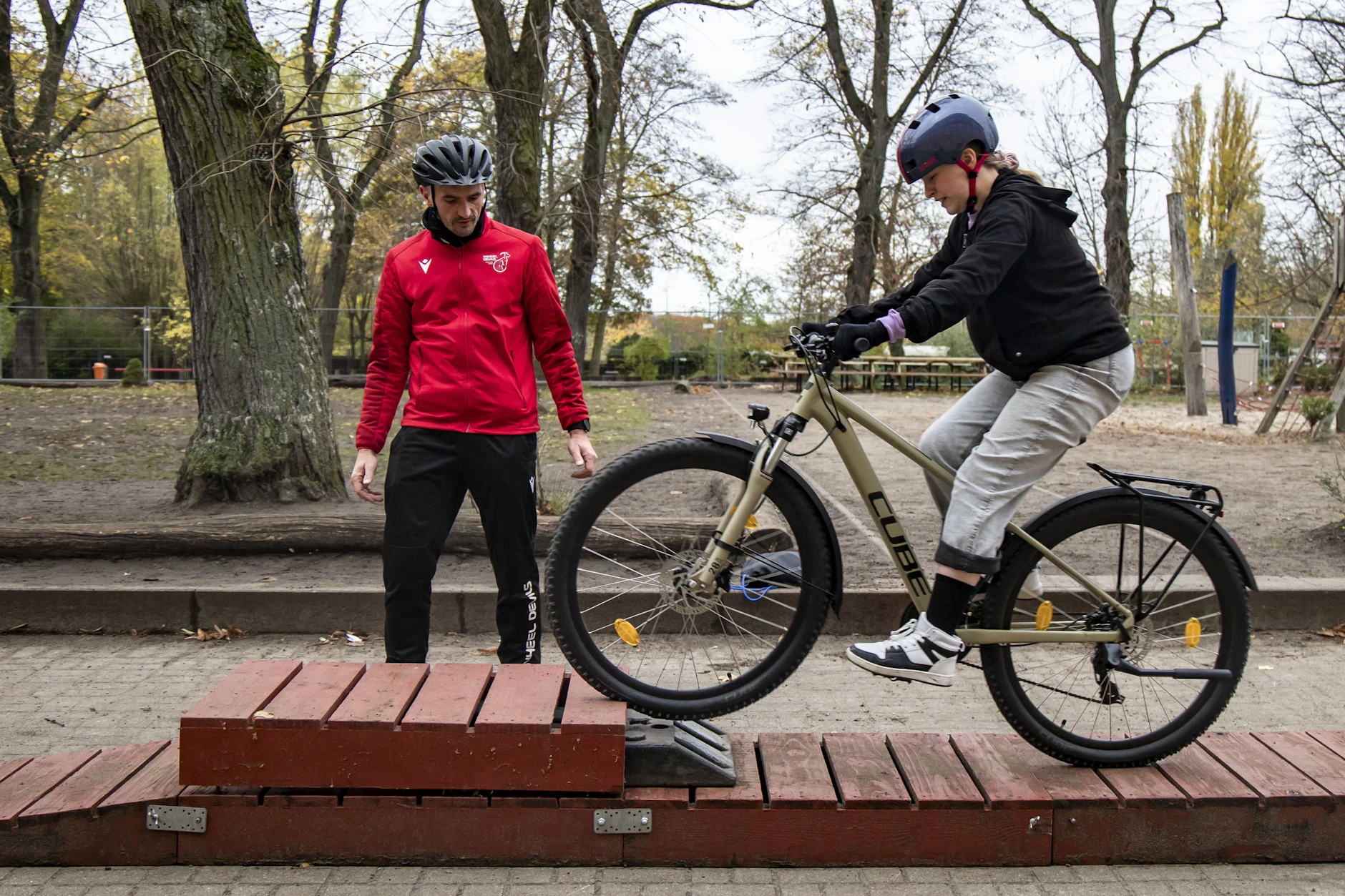 Ronnie Grähn-Böttcher mit seiner BikeAcademy an der Obersee-Grundschule.
