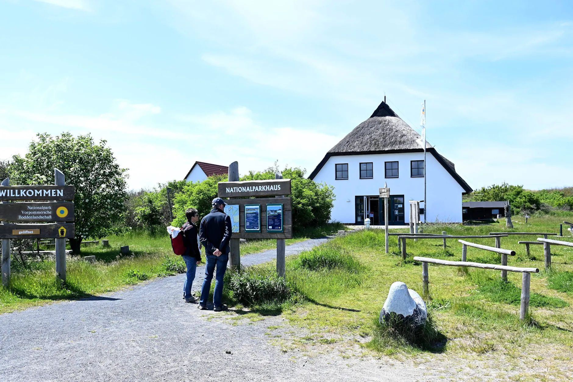 Weil der einzige Geldautomat auf Hiddensee kaputt ist, sollten Besucher derzeit die Insel meiden oder ausreichend Bargeld mitnehmen.