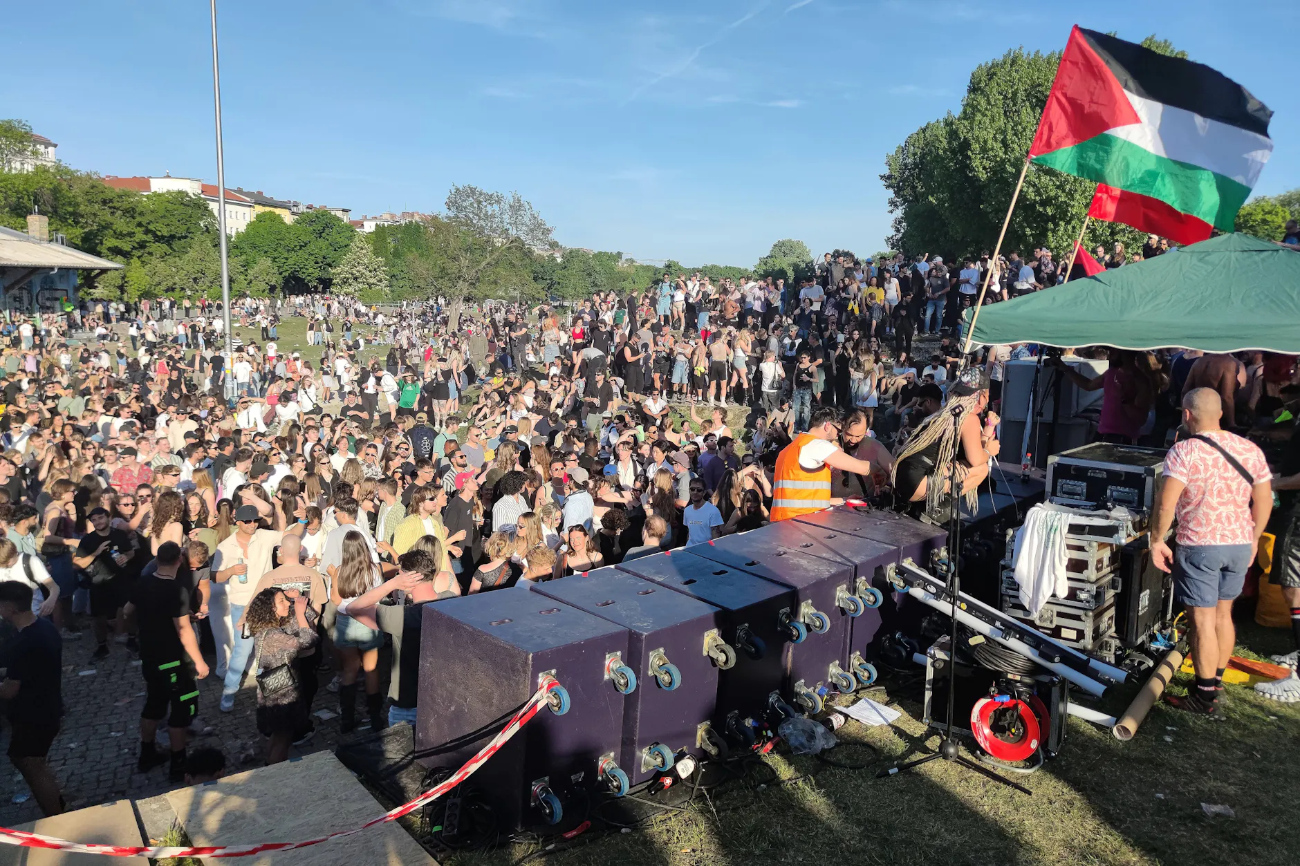 Am 1. Mai 2025 fand im Görlitzer Park der 'Rave against the Zaun' statt.