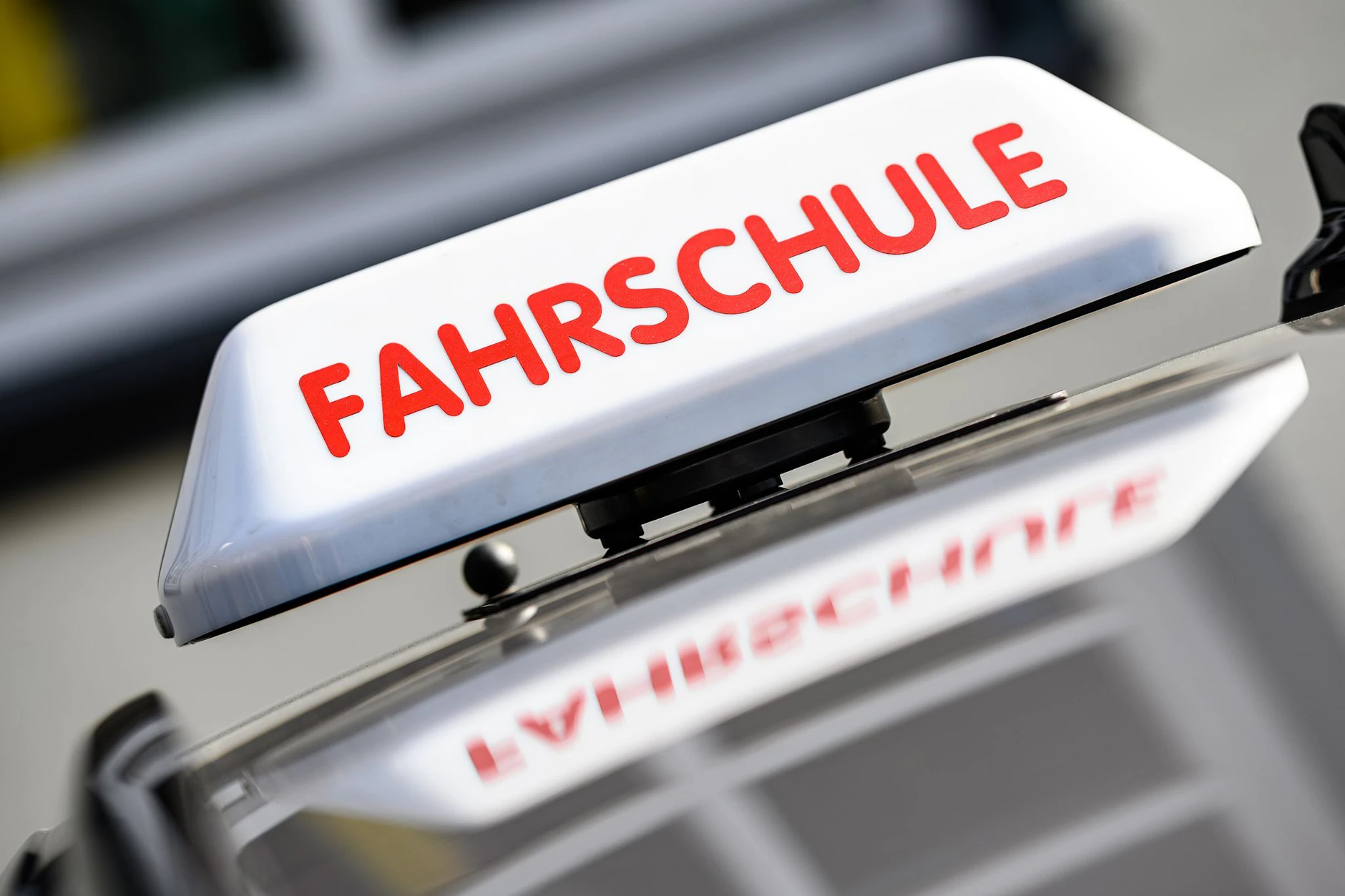 In Berlin haben Hunderte Fahrschüler Angst um ihr Geld. Duie Geschäftsführer von zwei Unternehmen sind abgetaucht.