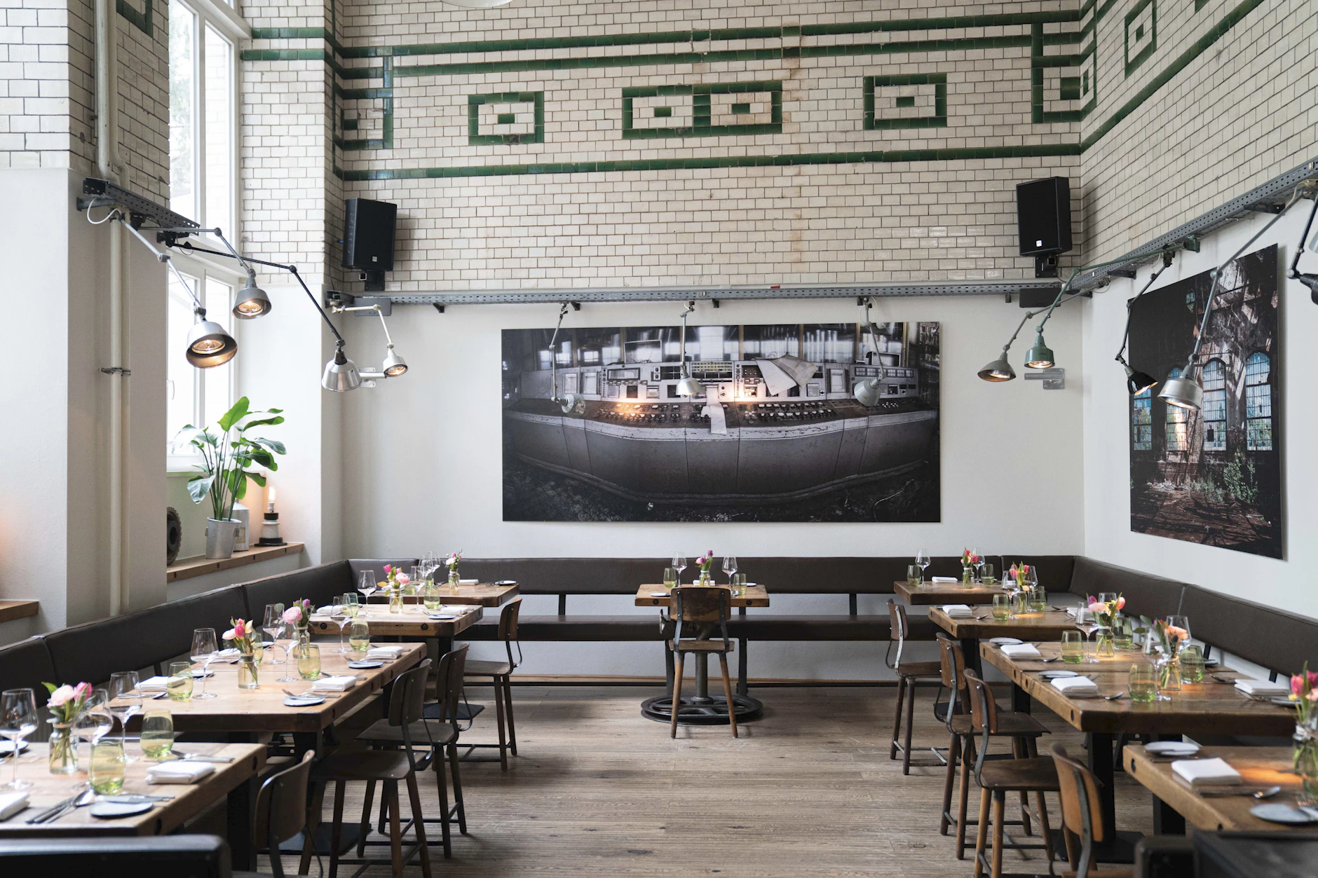 Im eins44 werden die Gänge auf massiven alten Buchentischplatten serviert.