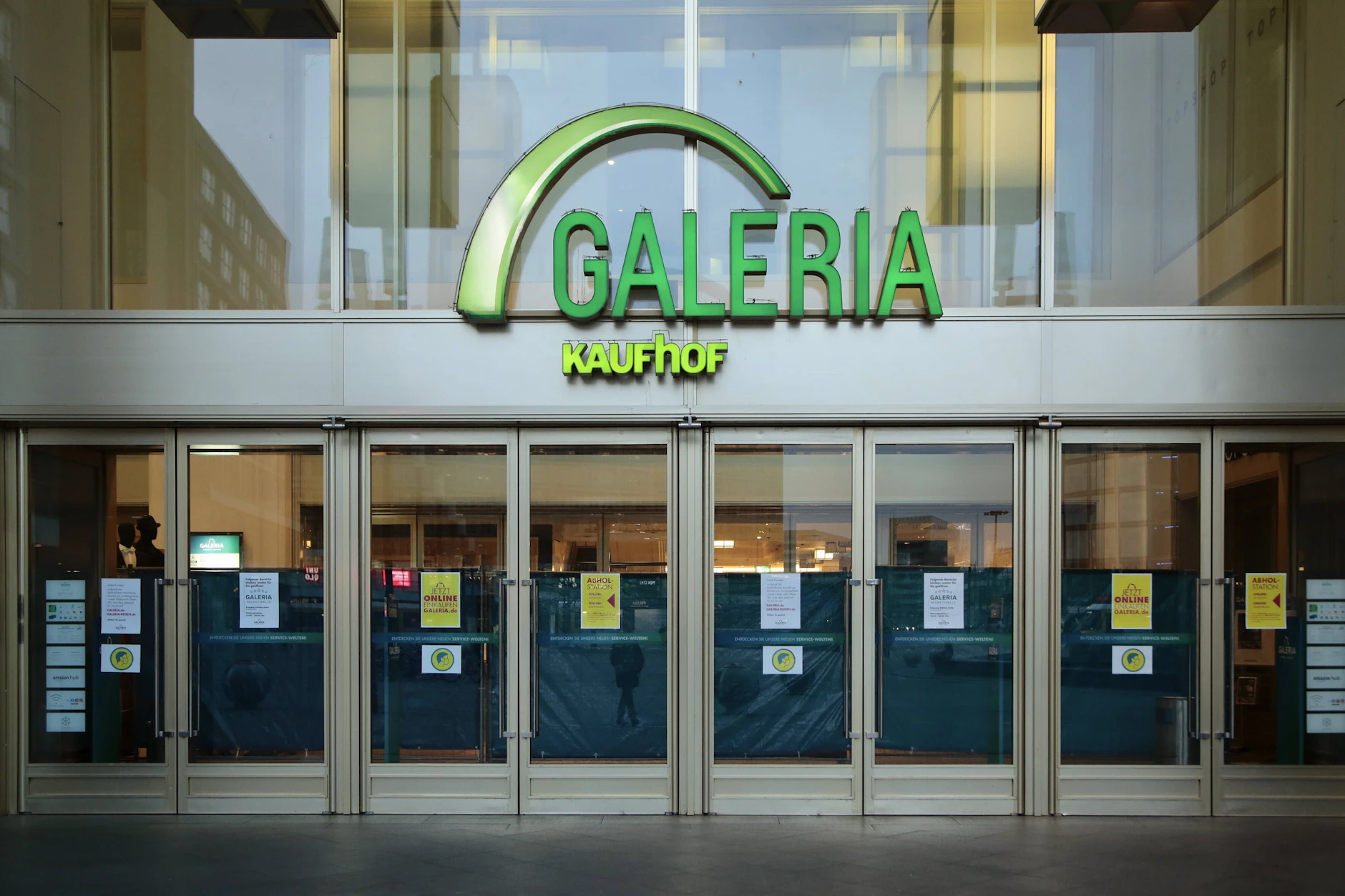 Der Eingang von Galeria Kaufhof am Alexanderplatz in Berlin.