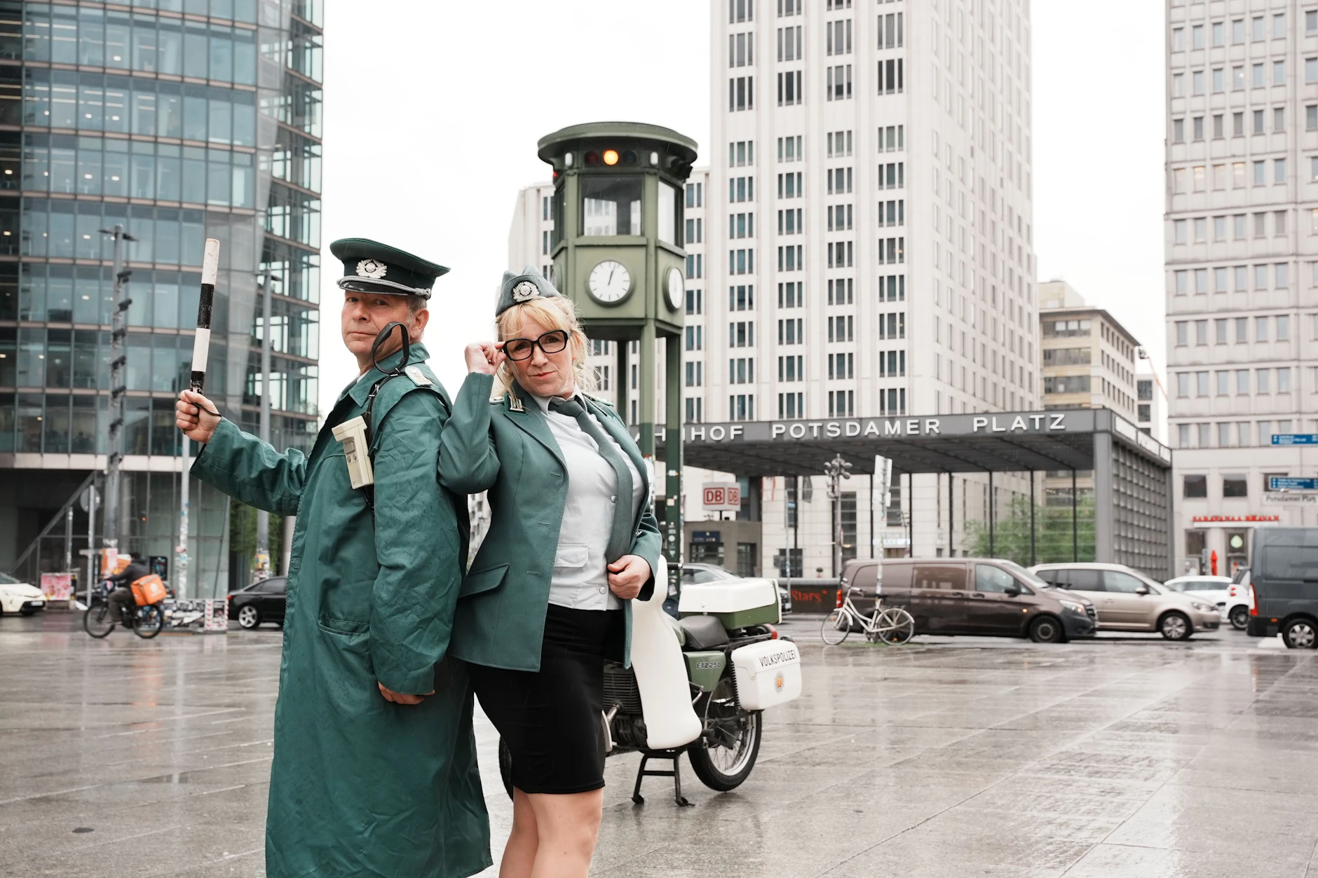 Mario Kaulfers und seine Frau Susanne machen als Volkspolizisten auf dem Potsdamer Platz nur Spaß. Mit ihrer DDR-Show meinen sie es aber ernst.