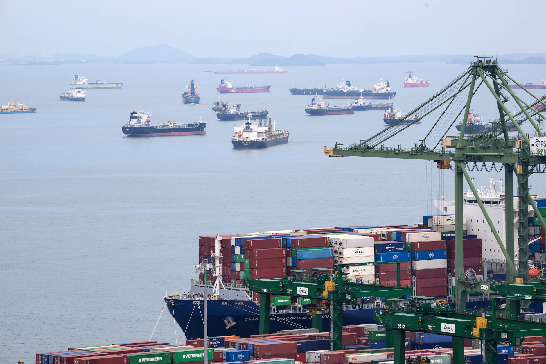 Schiffe im Hafen von Singapur. Hier landeten zuletzt immer mehr Lieferungen russischen Öls an.
