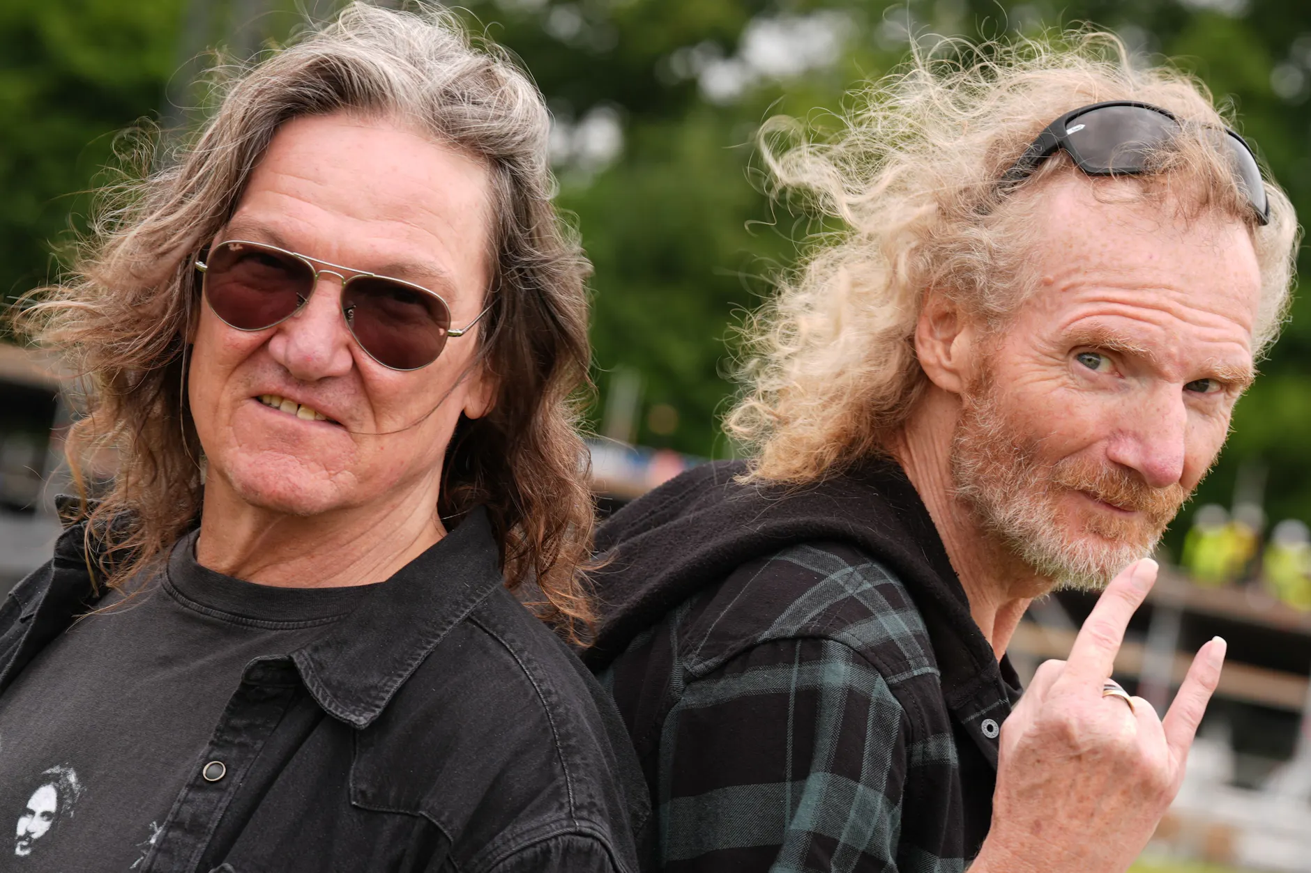 Die Wacken-Open-Air-Gründer Thomas Jensen (59, links) und Holger Hübner (59) wollen „einen ausgeben“ - und haben den Bierpreis gesenkt.
