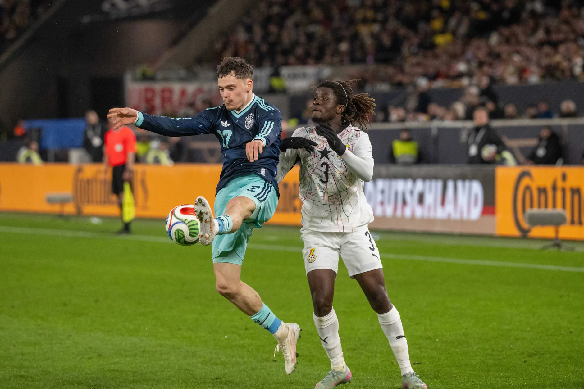 Florian Wirtz (links gegen Ghanas Yirenkyi) hofft mit der DFB-Auswahl auf das WM-Finale im Juli.