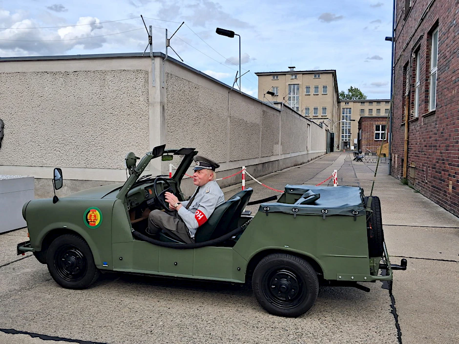 Dreister Auftritt: Am 1. Juni 2025 fährt ein Mann in NVA-Uniform in einem Armee-Trabant auf dem Gelände der Stasiopfer-Gedenkstätte Hohenschönhausen vor.