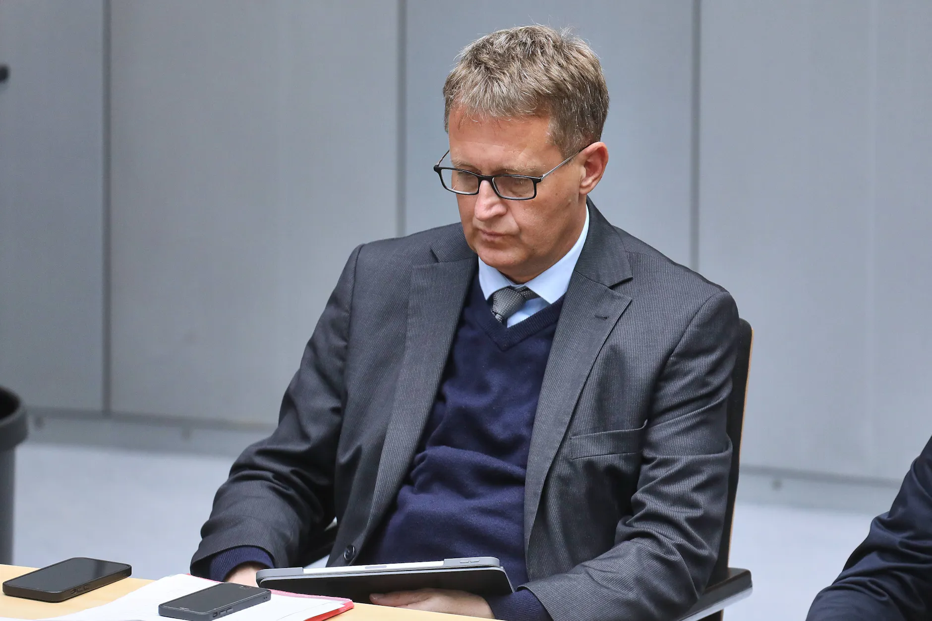 Oliver Friederici wurde bereits von Wedl-Wilson entlassen wegen der Fördergeldaffäre. Viele haben diese Aktion als „Bauernopfer“ kritisiert.