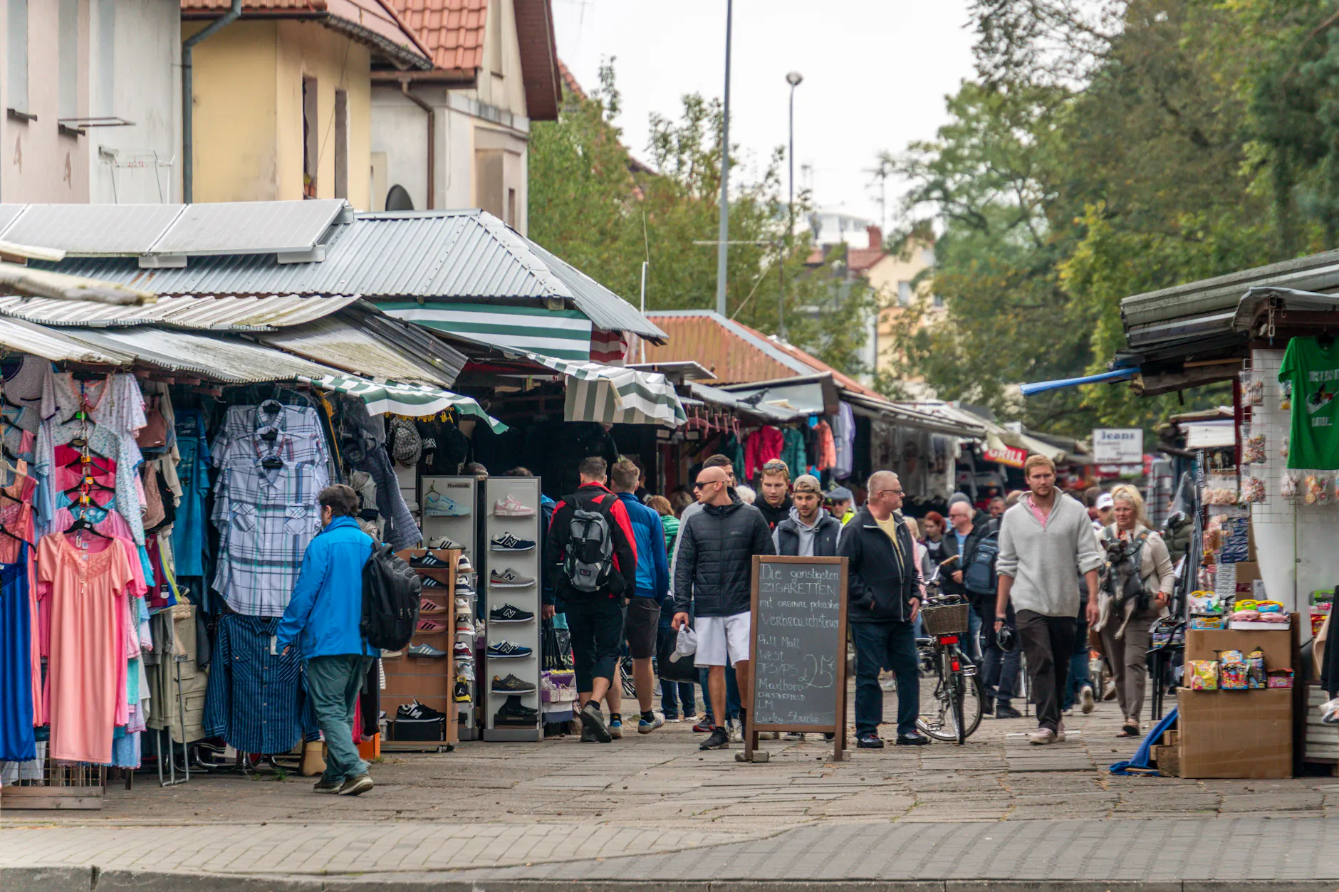 Wer gern über den Polenmarkt bummelt, sollte vorsichtig sein: Mit den großen Besucherzahlen entdecken auch die Trickbetrüger die Märkte jenseits der Grenze für sich.
