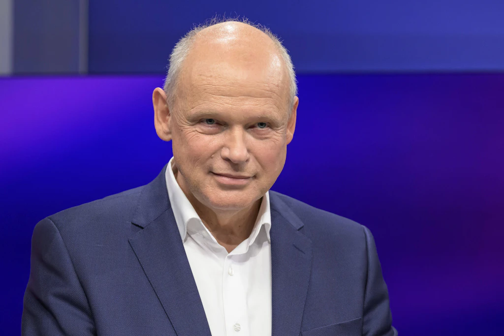 TUI-Chef Sebastian Ebel gibt Entwarnung: Kerosinmangel im Sommer 2026 hält er für unwahrscheinlich.