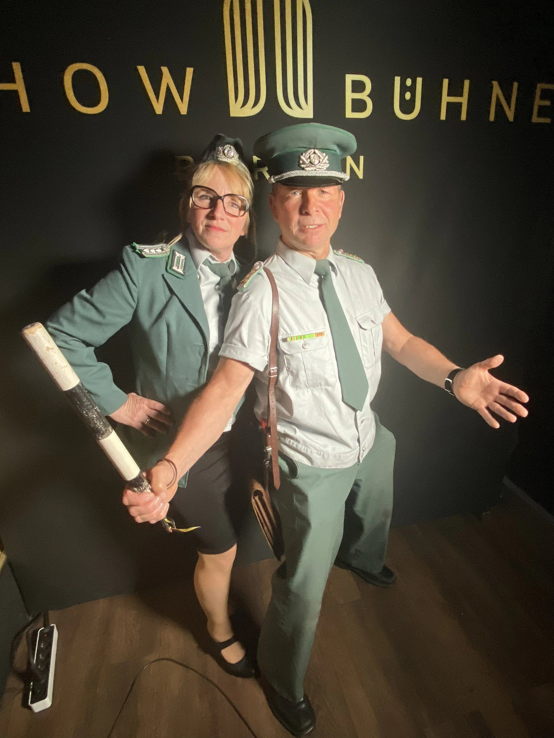 Immer wieder sonntags sind Mario und Susanne Kaulfers als Volkspolizisten der DDR in der Showbühne Berlin zu erleben.