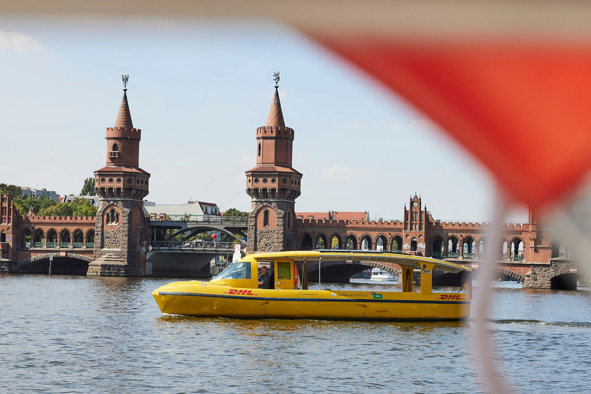 Das DHL-Paketschiff fährt von Köpenick zur Oberbaumbrücke.