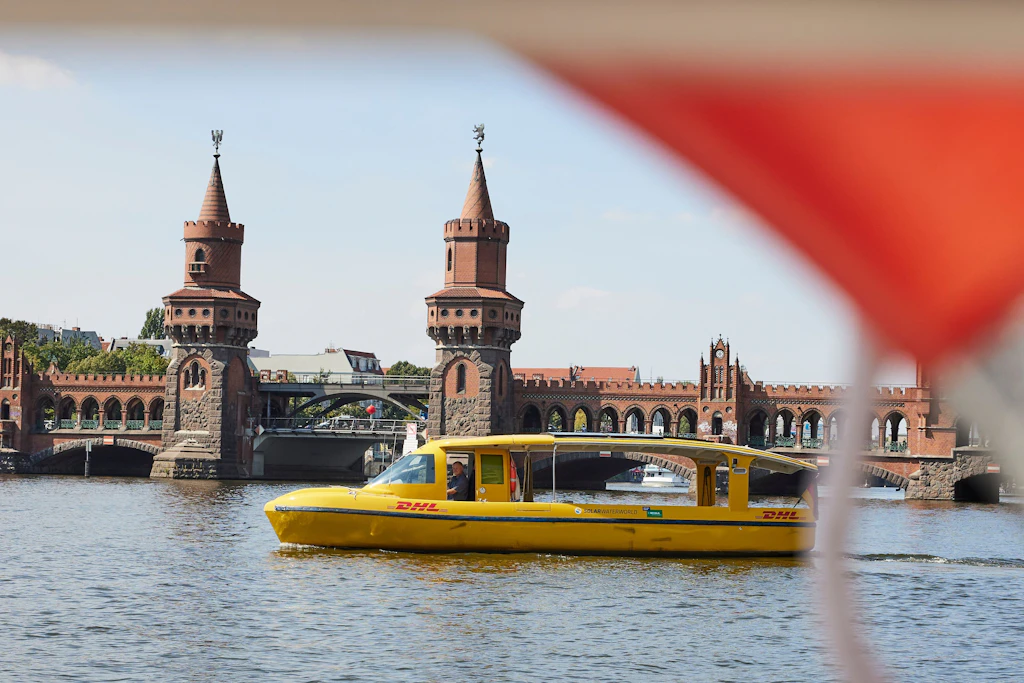Im Osten geht die Sonne auf: Päckchen in Köpenick kommen jetzt per Solar-Boot