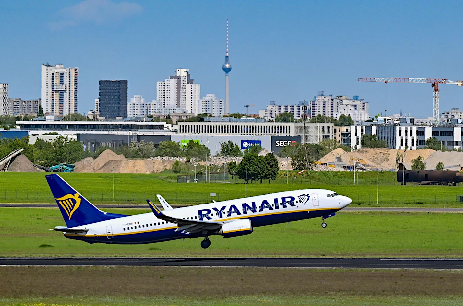 Die Fluggesellschaft Ryanair schließt ihre Basis am Flughafen BER und kürzt das Angebot für die Fluggäste Ende Oktober massiv.