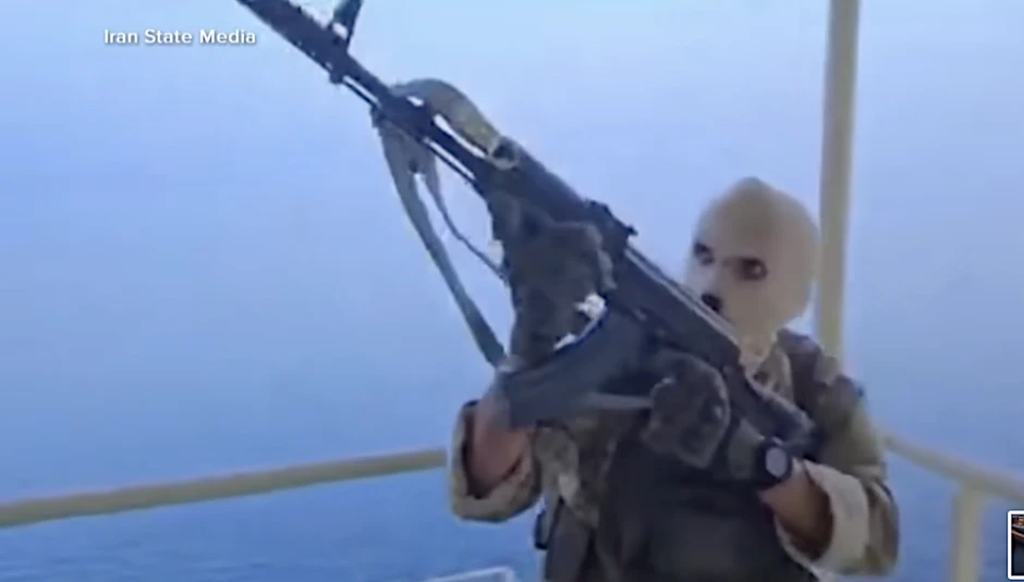 Iranisches Enterkommando auf einem Supertanker.