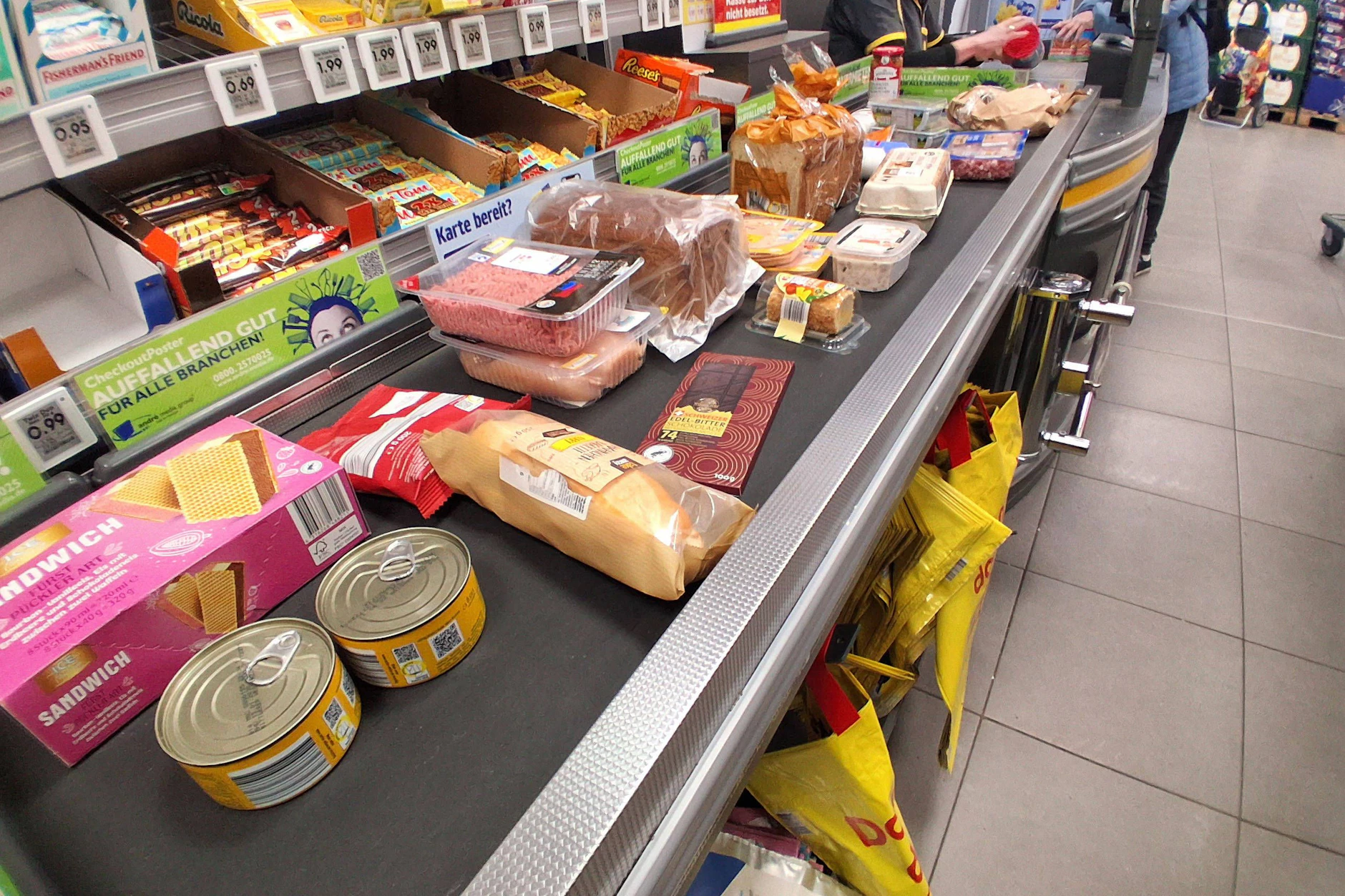 Wer nur eine Kleinigkeit kaufen möchte und vor sich so ein Kassenband sieht, der ist bedient. Zum glück gibt es auch bei Netto Selbstdienungskassen. Nutzen dürfen die aber nur noch Stammkunden.