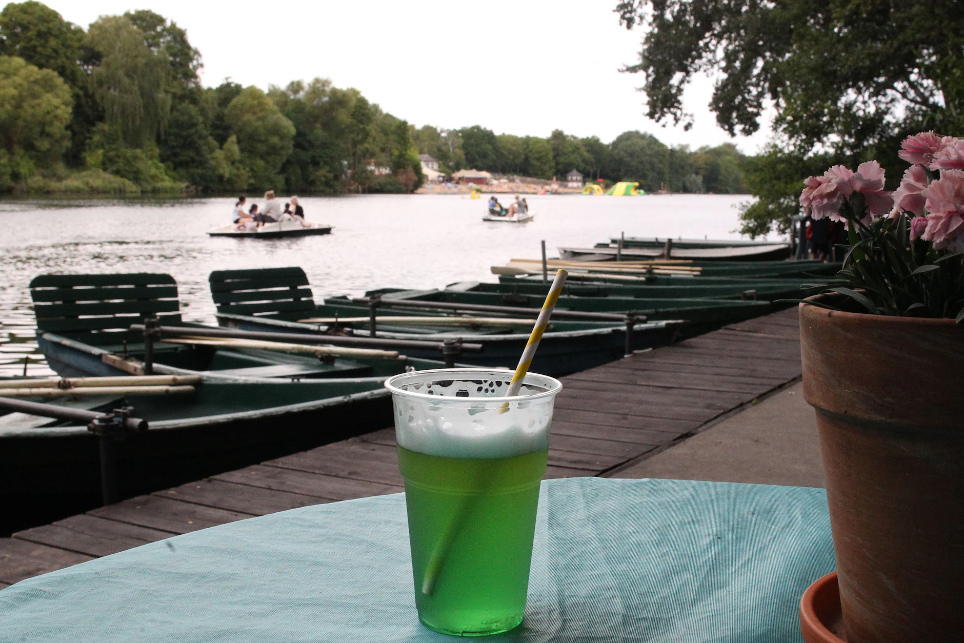 Fischerpinten-Flair mit Berliner Weiße am Steg. 
