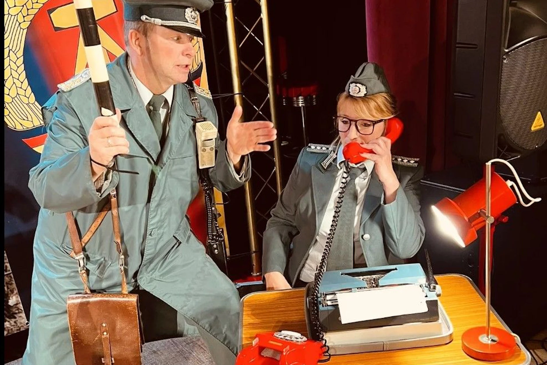 Mario Kaulfers und seine Frau Susanne auf der Bühne <a href="https://www.berliner-kurier.de/berlin/dieter-maschine-birr-mit-den-puhdys-habe-ich-abgeschlossen-li.2189469">als Volkspolizisten in ihrer DDR-Show</a> „Genossen, stillgestanden!“