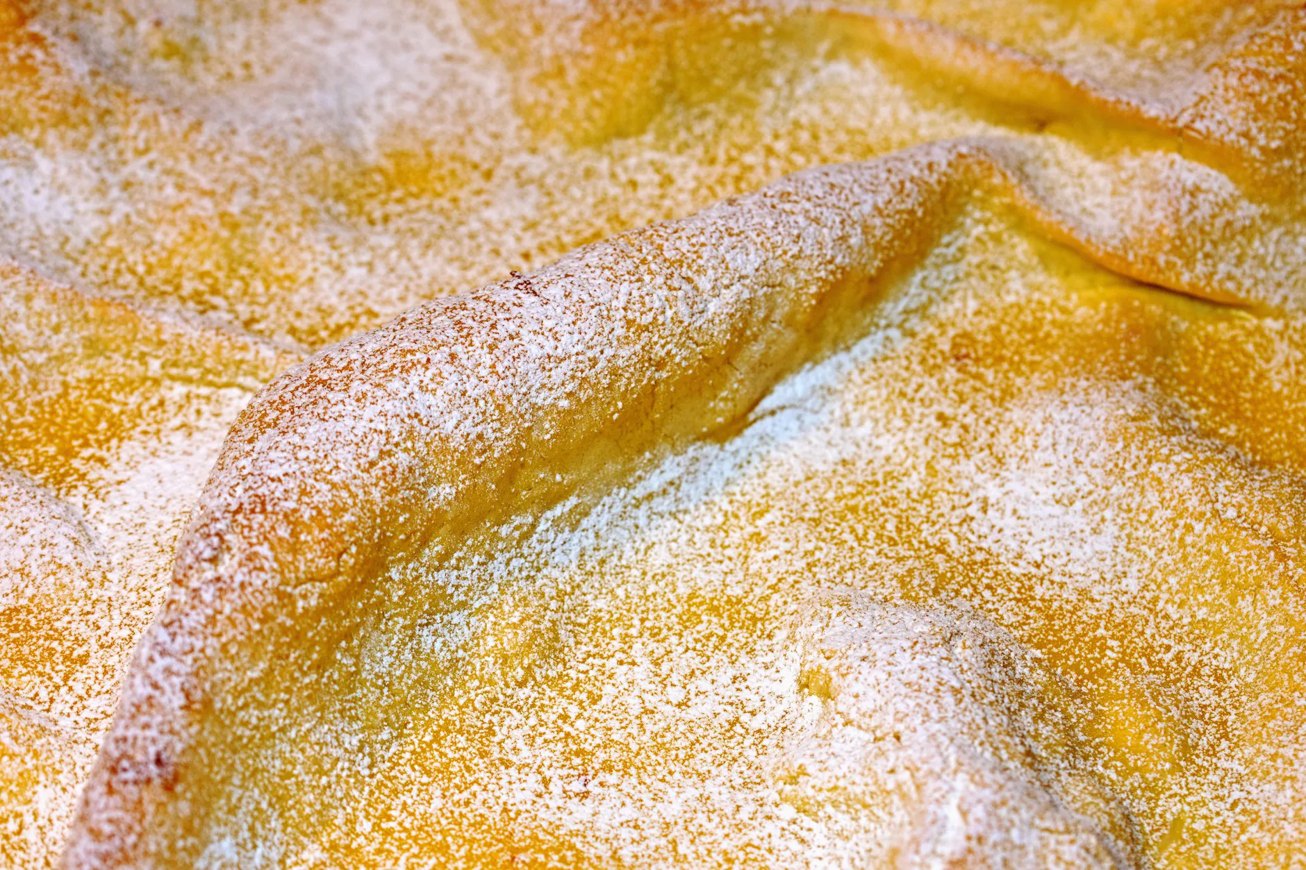 Die typischen Berge und Täler auf dem Kuchen geben dem Huckelkuchen seinen Namen. Manche nennen den Blechkuchen aus Thüringen auch Prophetenkuchen.