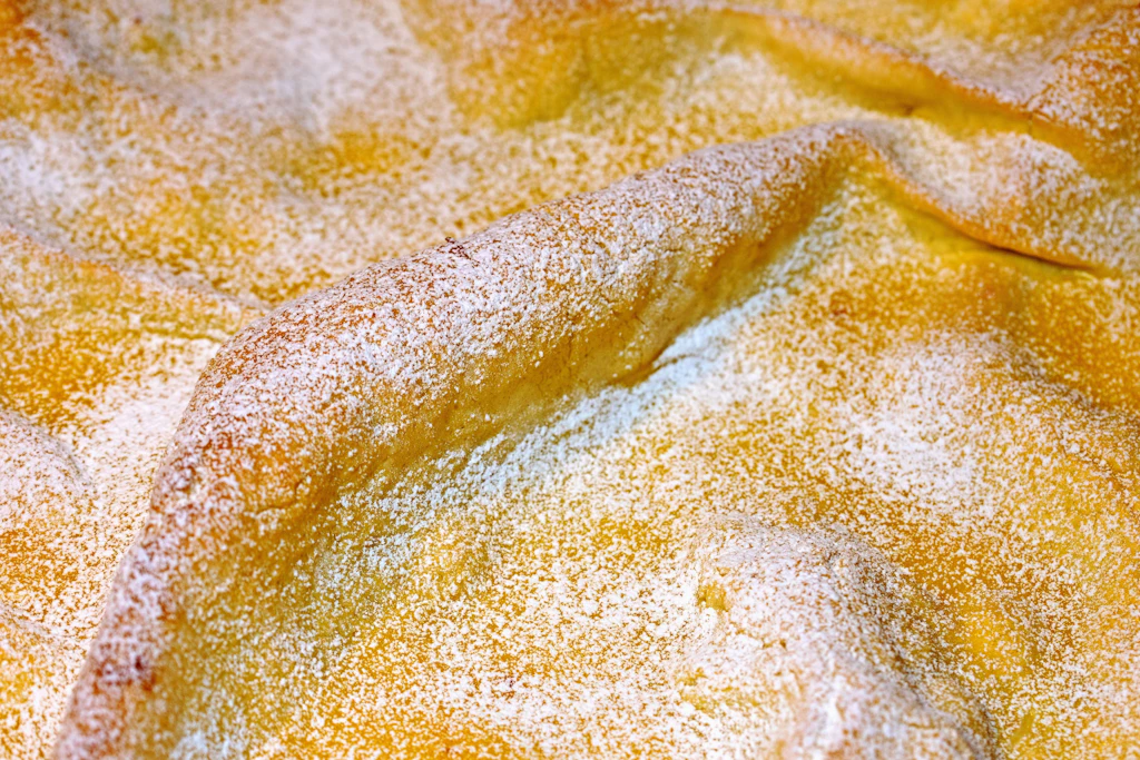 Die typischen Berge und Täler auf dem Kuchen geben dem Huckelkuchen seinen Namen. Manche nennen den Blechkuchen aus Thüringen auch Prophetenkuchen.