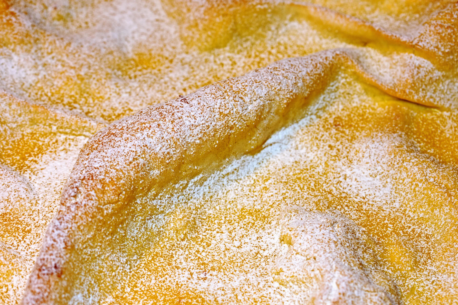 Die typischen Berge und Täler auf dem Kuchen geben dem Huckelkuchen seinen Namen. Manche nennen den Blechkuchen aus Thüringen auch Prophetenkuchen.