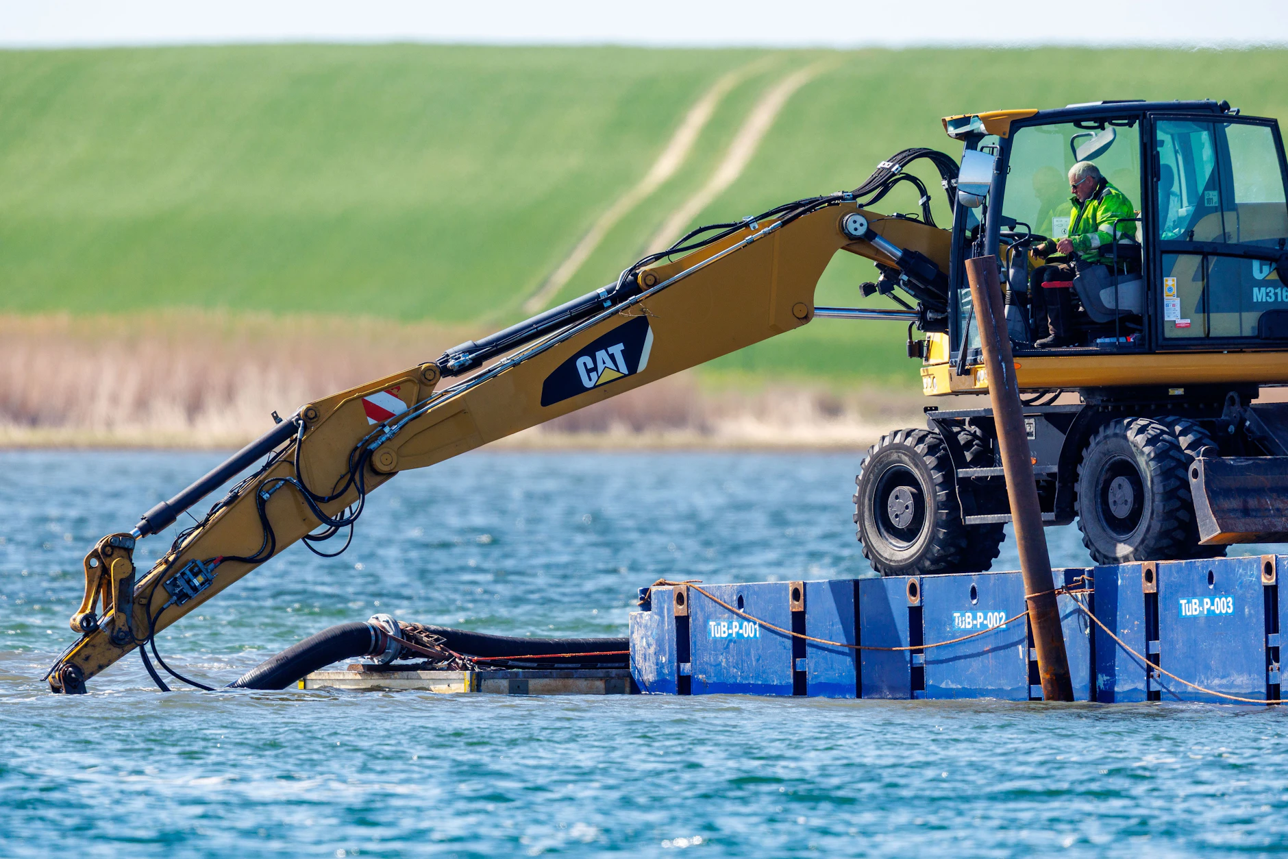 Mit einem Bagger wird eine Rinne vor der Insel Poel freigespült durch die nach den Plänen des Retterteams der Buckelwal wieder in tiefere Wasser schwimmen soll.