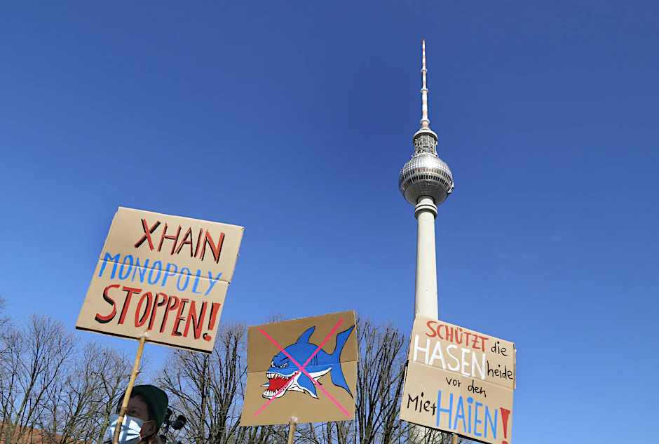 Demonstration gegen überhöhte Mieten. Teures Wohnen auf Zeit ist ein neues Phänomen, was das Problem zusätzlich verschärft.