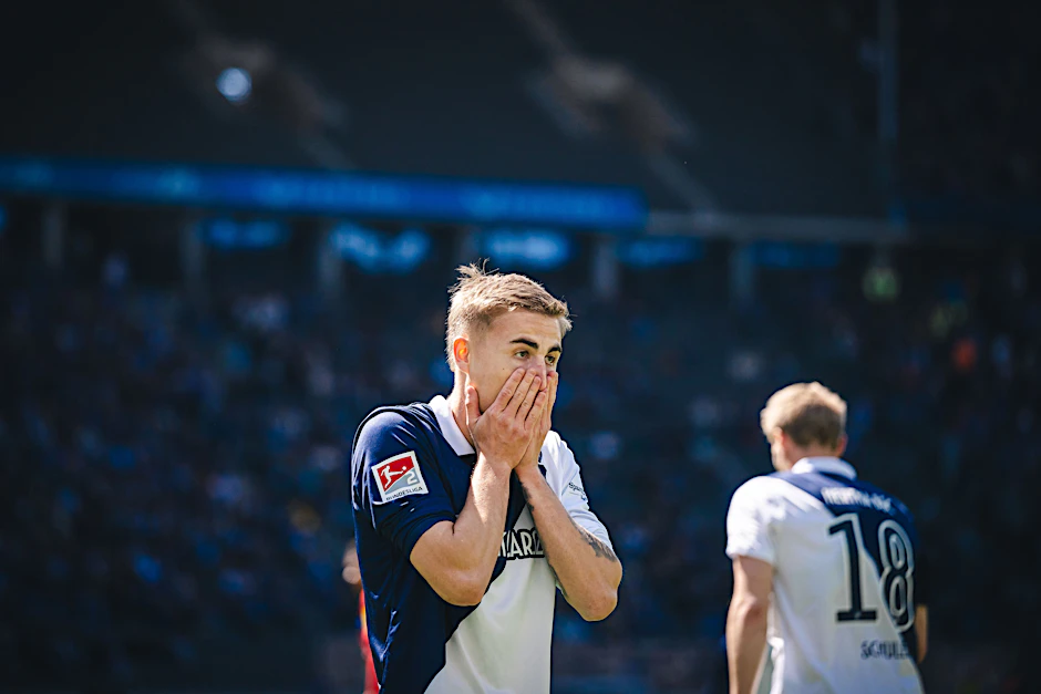 Marten Winkler von Hertha BSC kann es nicht fassen. Zwei VAR-Entscheidungen kosteten den Heimsieg gegen Kiel.