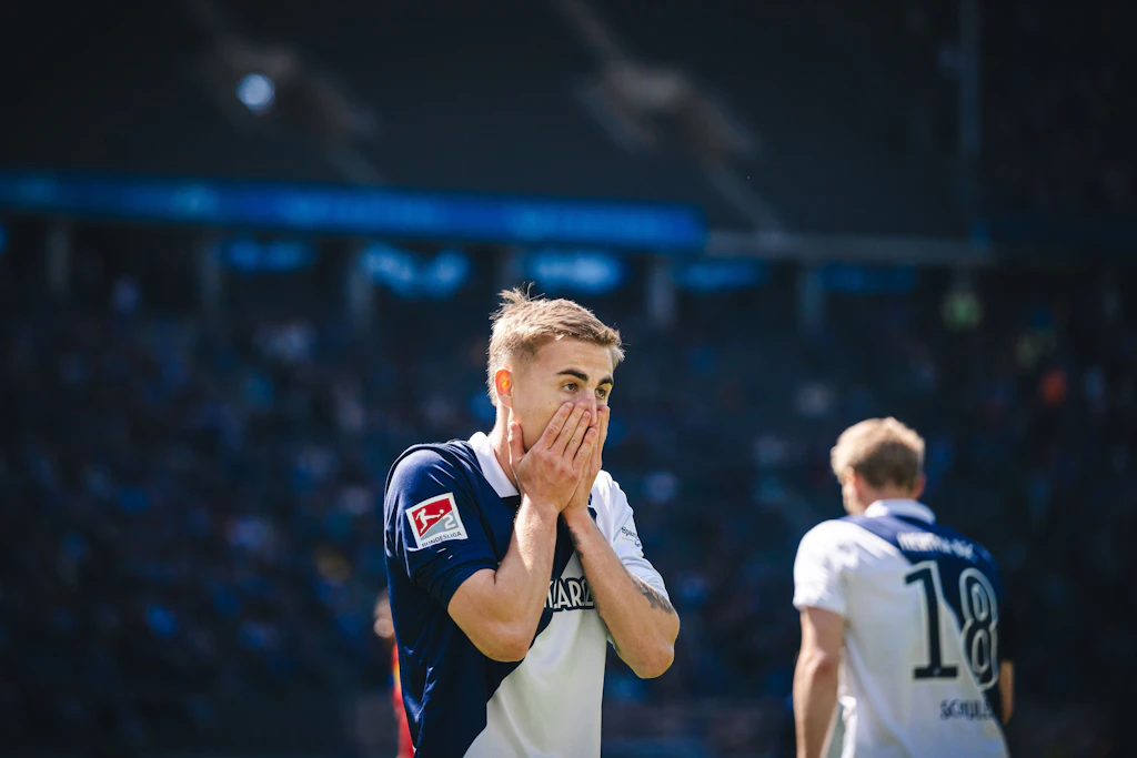 VAR-Perl klaut Hertha Tor und Elfer – und Kiel trifft