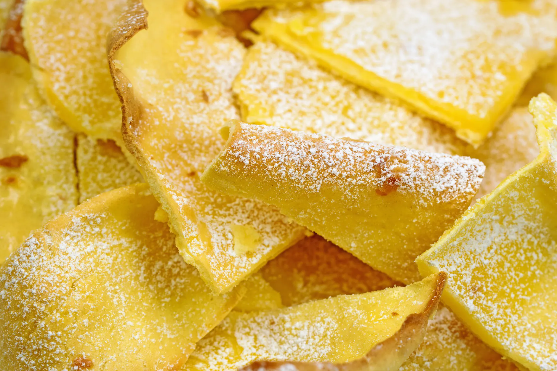 Der Huckelkuchen, auch bekannt als Prophetenkuchen, bekommt seinen Namen durch die ganz typischen Berge, die beim Backen auf dem Kuchen entstehen.